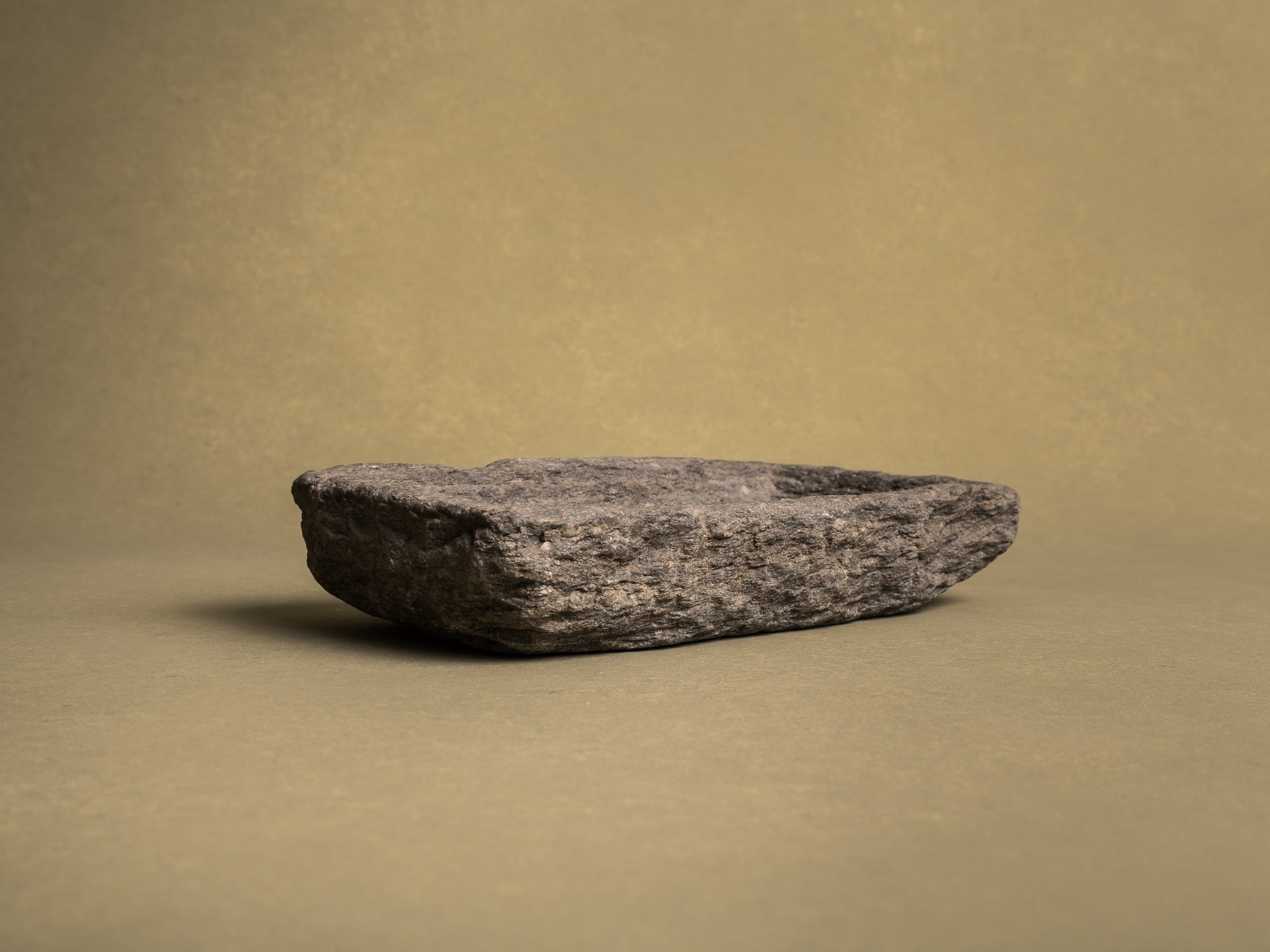 Coupe monolithe en schiste du Piemont, art paysan, Italie (XVIIIe siècle)..Carved dug-out Piedmont shale stone bowl, Peasant art, Italy (18th century)