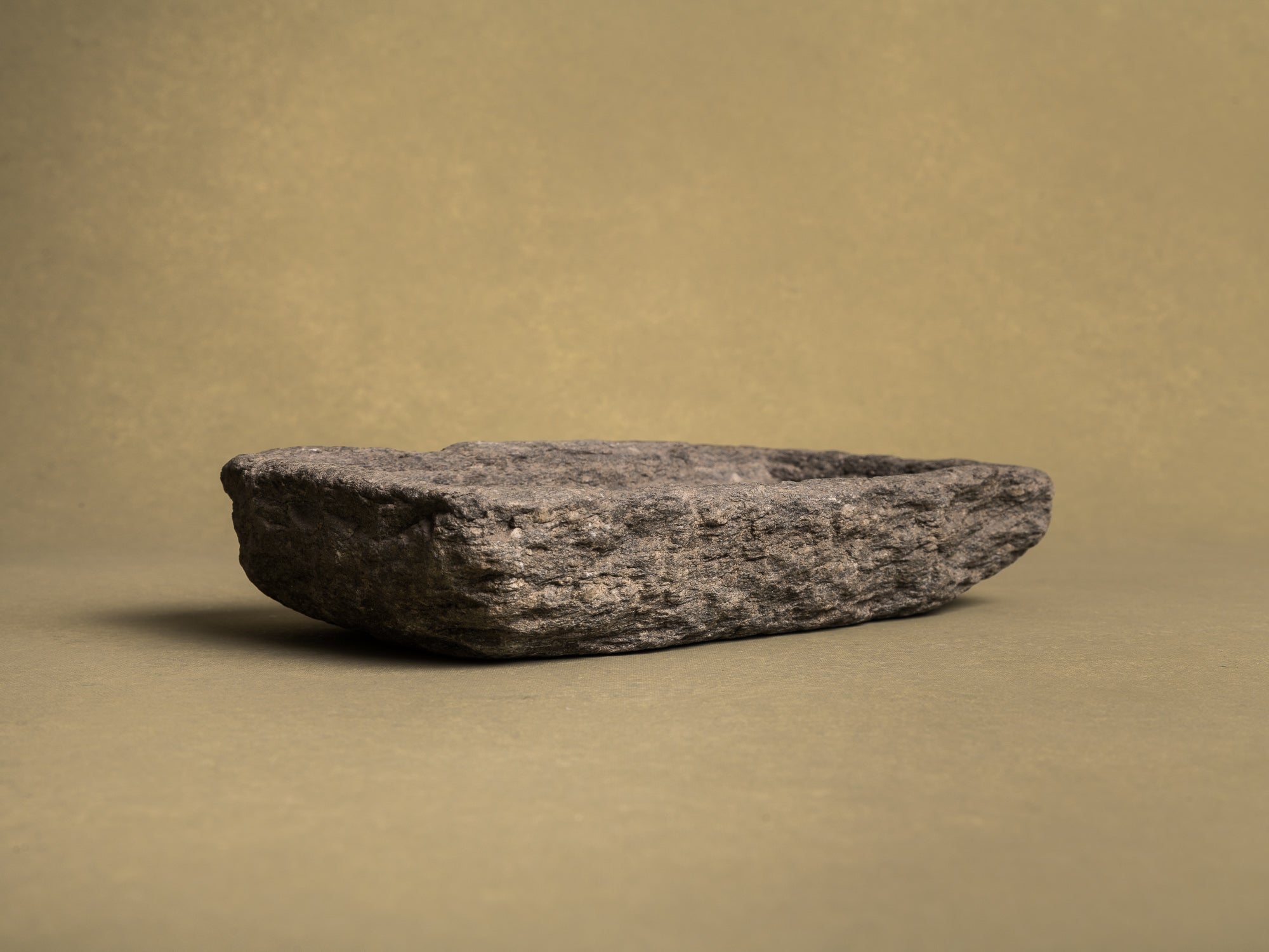 Coupe monolithe en schiste du Piemont, art paysan, Italie (XVIIIe siècle)..Carved dug-out Piedmont shale stone bowl, Peasant art, Italy (18th century)