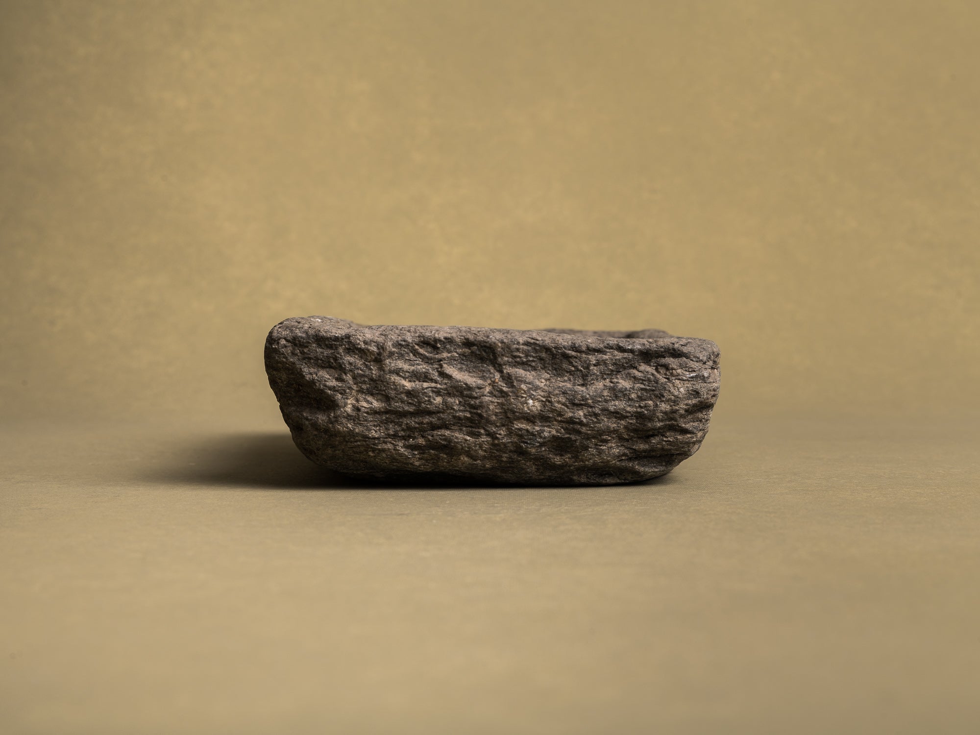 Coupe monolithe en schiste du Piemont, art paysan, Italie (XVIIIe siècle)..Carved dug-out Piedmont shale stone bowl, Peasant art, Italy (18th century)