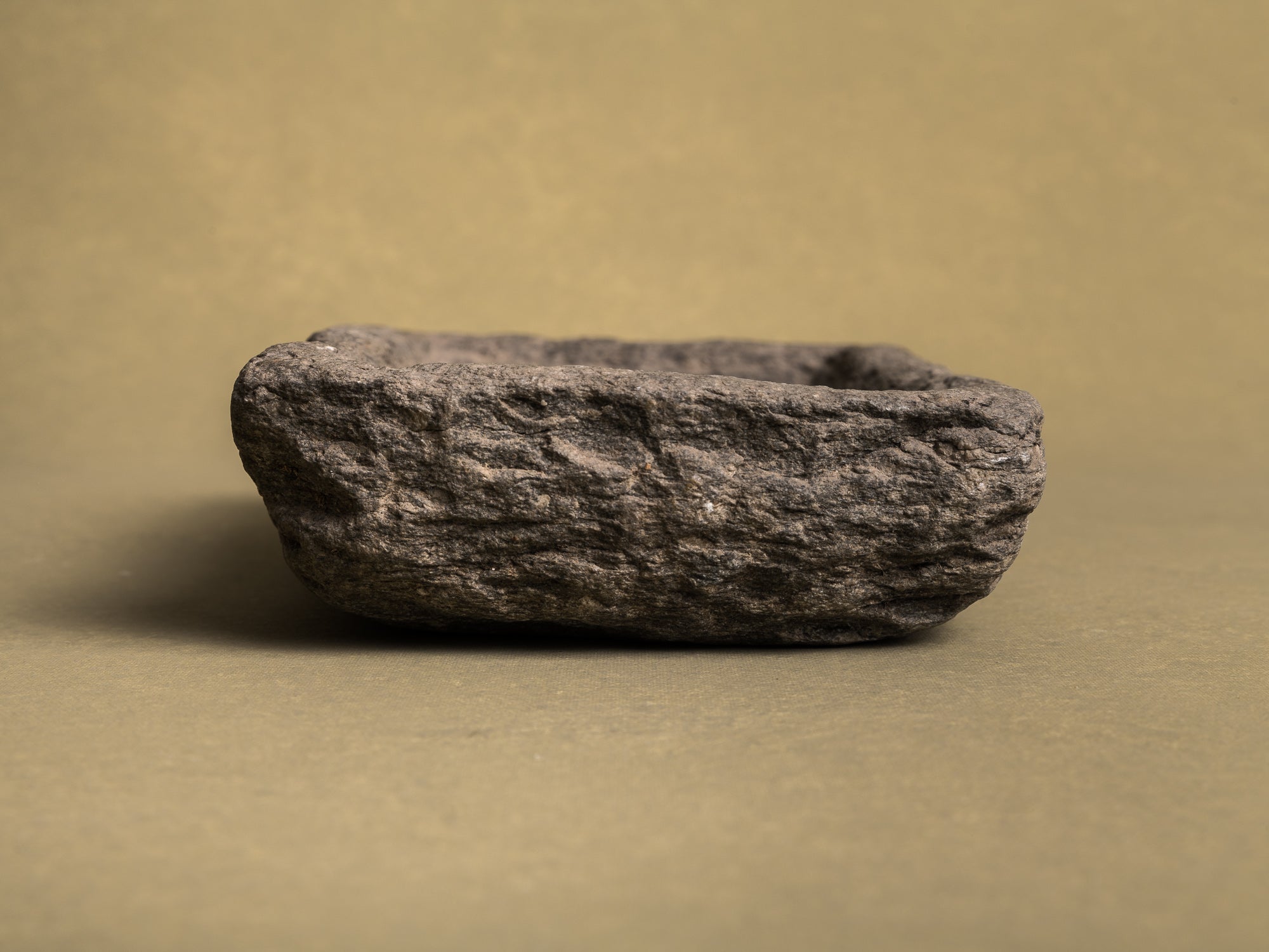 Coupe monolithe en schiste du Piemont, art paysan, Italie (XVIIIe siècle)..Carved dug-out Piedmont shale stone bowl, Peasant art, Italy (18th century)