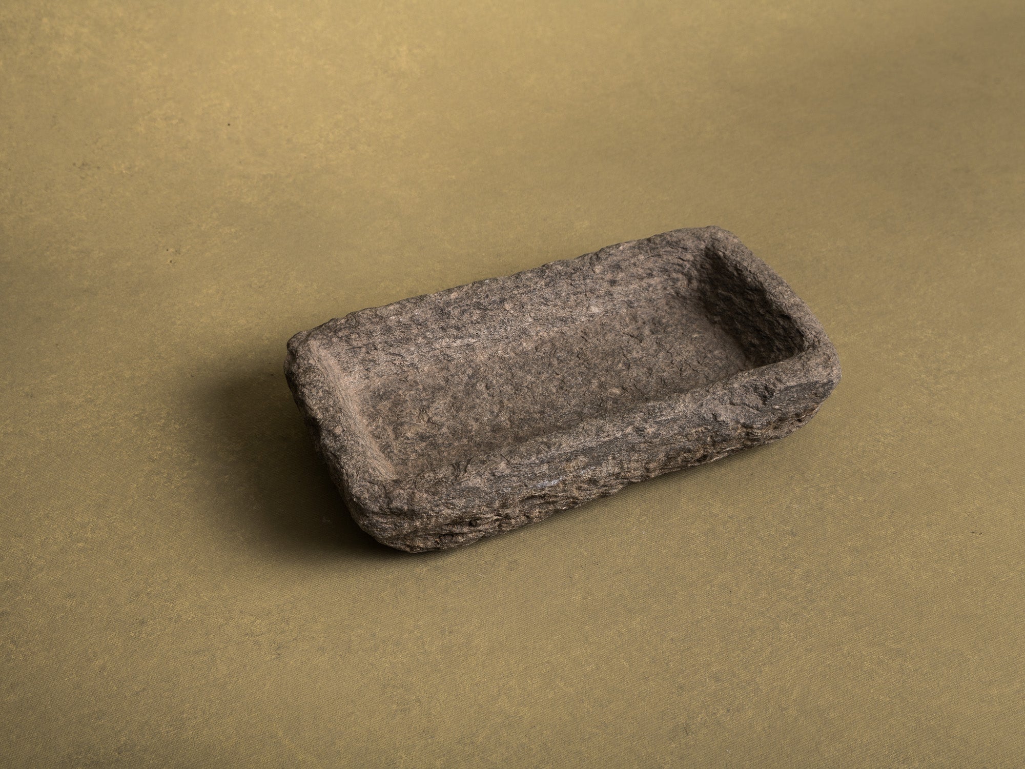 Coupe monolithe en schiste du Piemont, art paysan, Italie (XVIIIe siècle)..Carved dug-out Piedmont shale stone bowl, Peasant art, Italy (18th century)