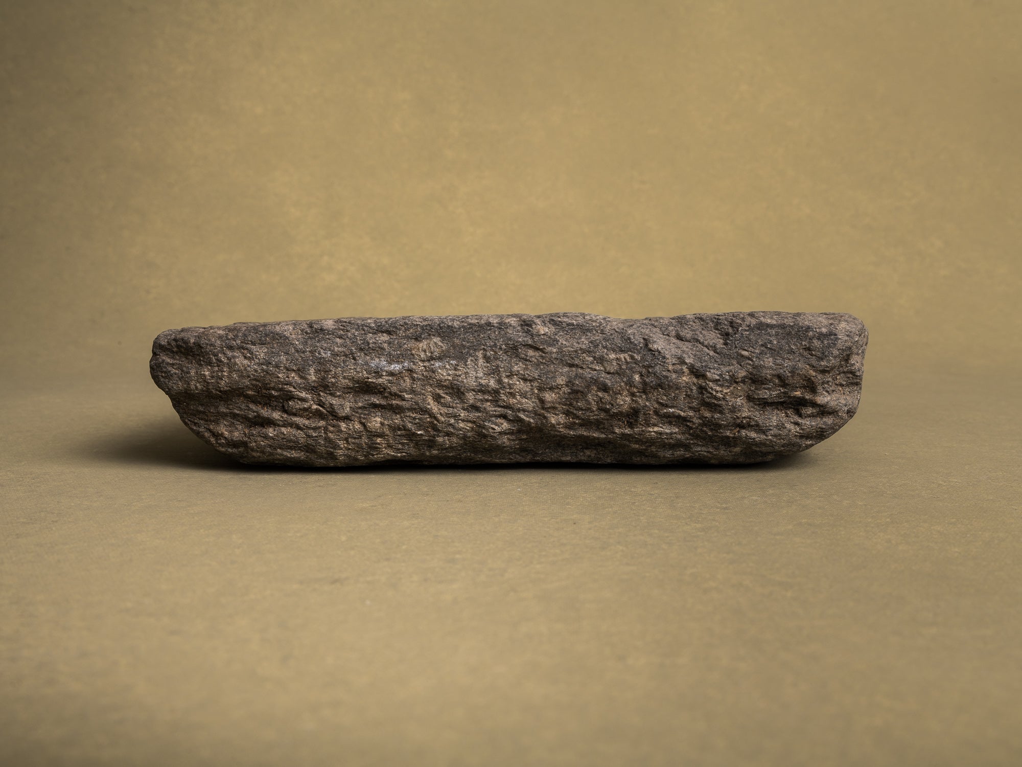 Coupe monolithe en schiste du Piemont, art paysan, Italie (XVIIIe siècle)..Carved dug-out Piedmont shale stone bowl, Peasant art, Italy (18th century)