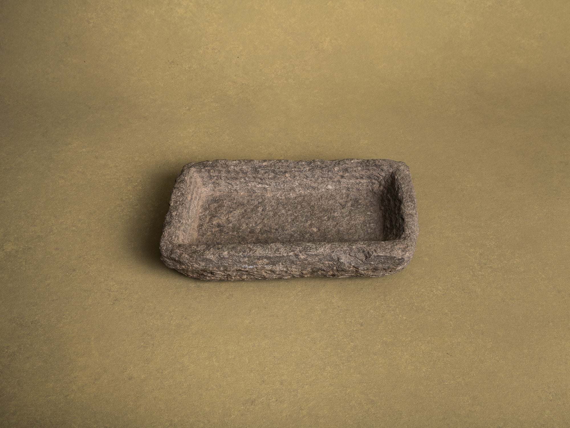 Coupe monolithe en schiste du Piemont, art paysan, Italie (XVIIIe siècle)..Carved dug-out Piedmont shale stone bowl, Peasant art, Italy (18th century)