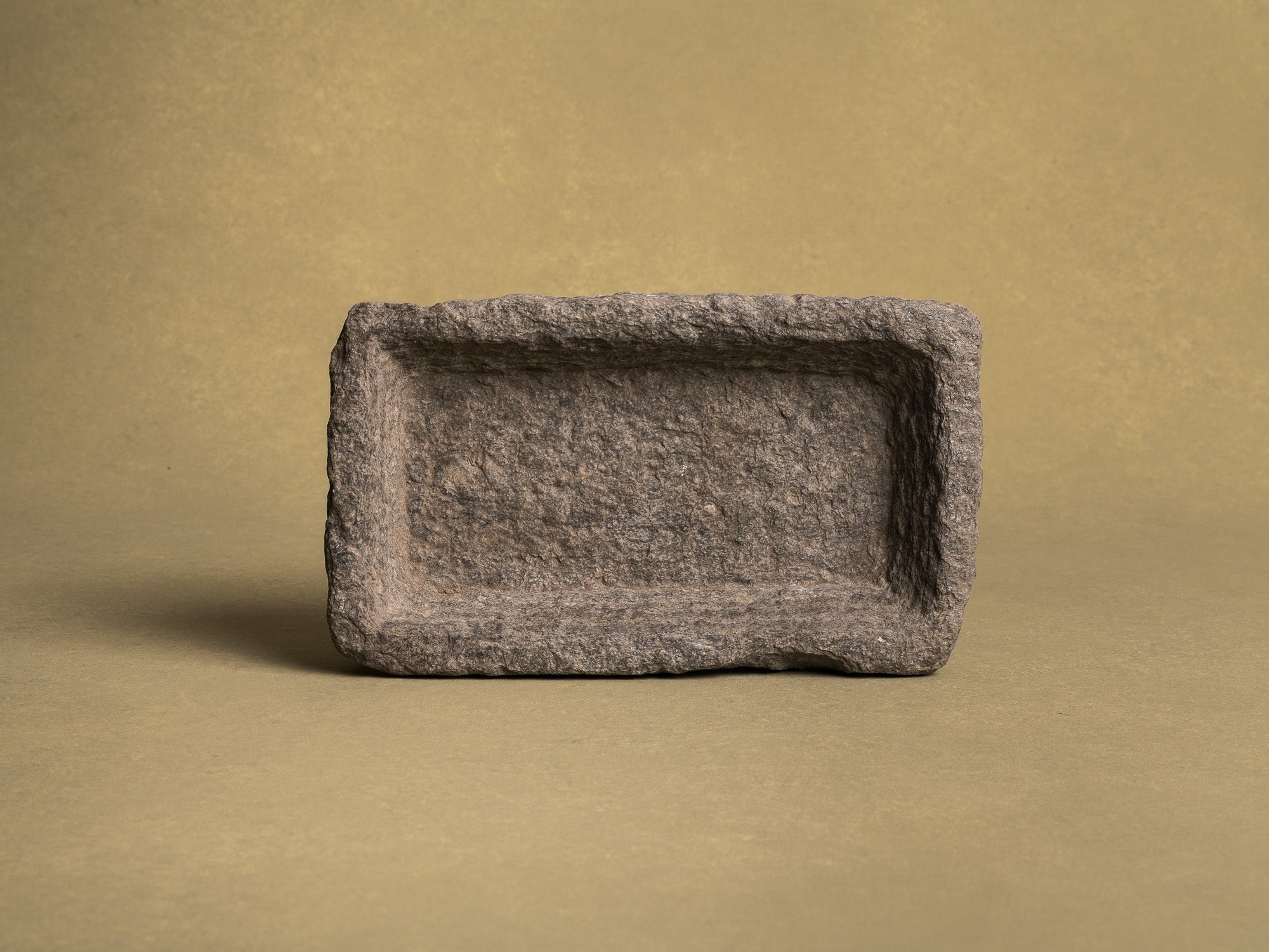 Coupe monolithe en schiste du Piemont, art paysan, Italie (XVIIIe siècle)..Carved dug-out Piedmont shale stone bowl, Peasant art, Italy (18th century)