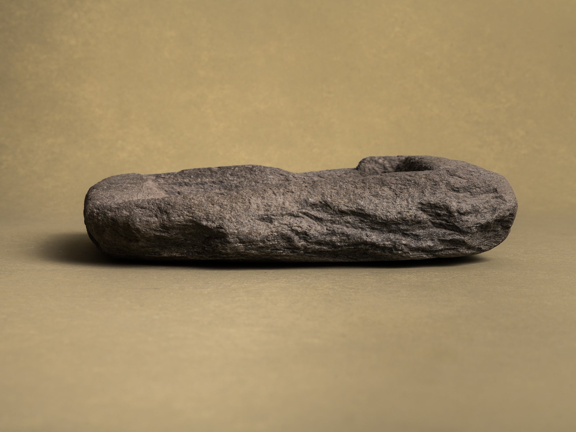 Grande coupe monolithe en schiste du Piemont, art paysan, Italie (XVIIIe siècle)..Large carved dug-out Piedmont shale stone bowl, Peasant art, Italy (18th century)
