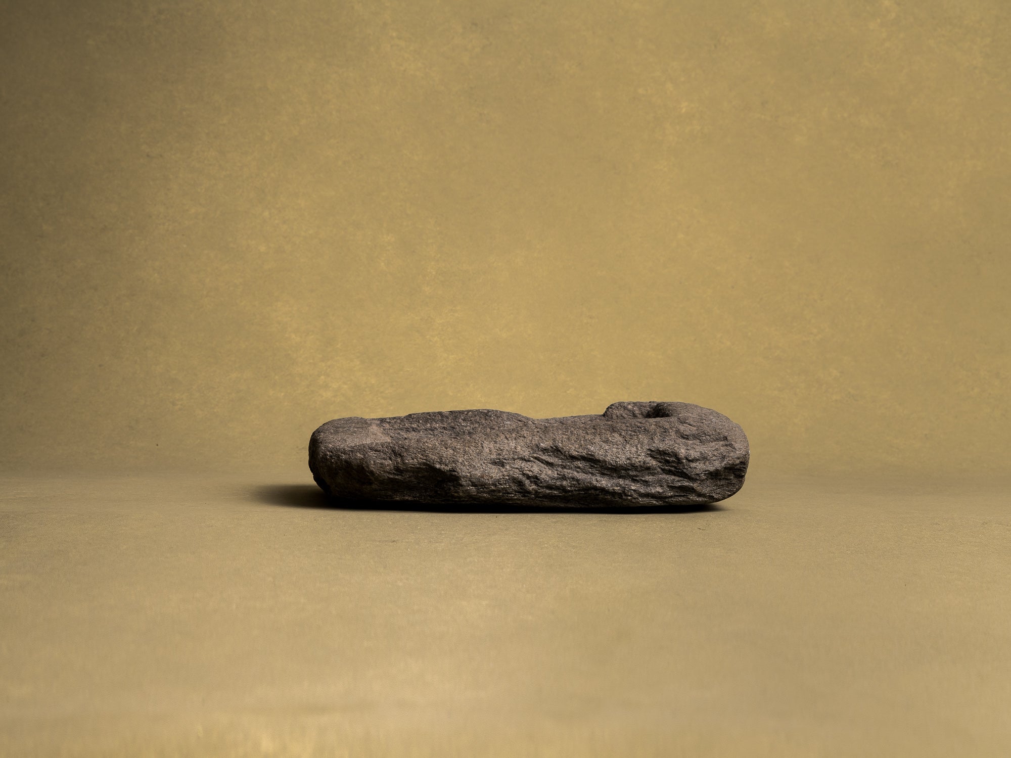 Grande coupe monolithe en schiste du Piemont, art paysan, Italie (XVIIIe siècle)..Large carved dug-out Piedmont shale stone bowl, Peasant art, Italy (18th century)