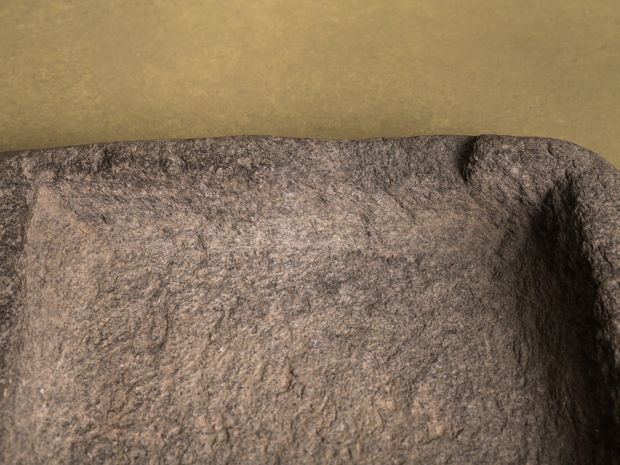 Grande coupe monolithe en schiste du Piemont, art paysan, Italie (XVIIIe siècle)..Large carved dug-out Piedmont shale stone bowl, Peasant art, Italy (18th century)
