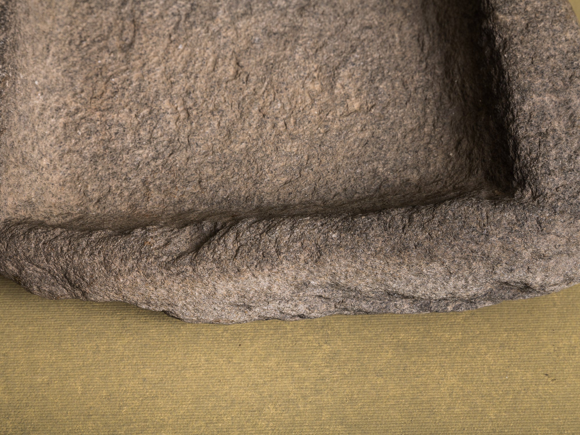 Grande coupe monolithe en schiste du Piemont, art paysan, Italie (XVIIIe siècle)..Large carved dug-out Piedmont shale stone bowl, Peasant art, Italy (18th century)