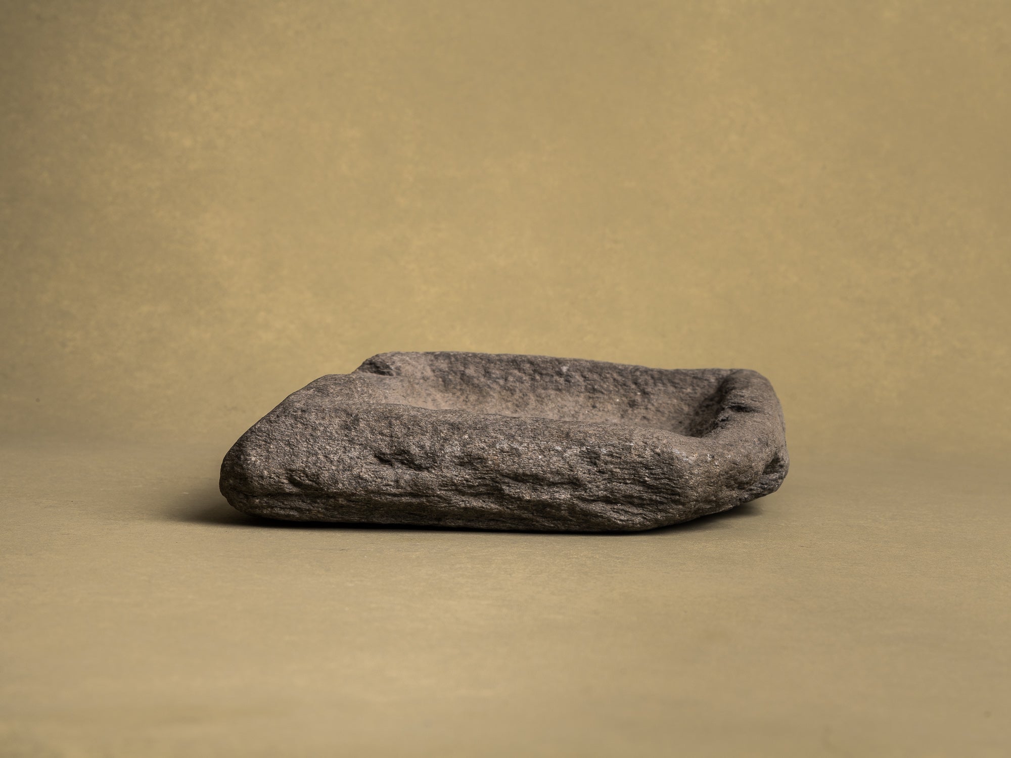 Grande coupe monolithe en schiste du Piemont, art paysan, Italie (XVIIIe siècle)..Large carved dug-out Piedmont shale stone bowl, Peasant art, Italy (18th century)