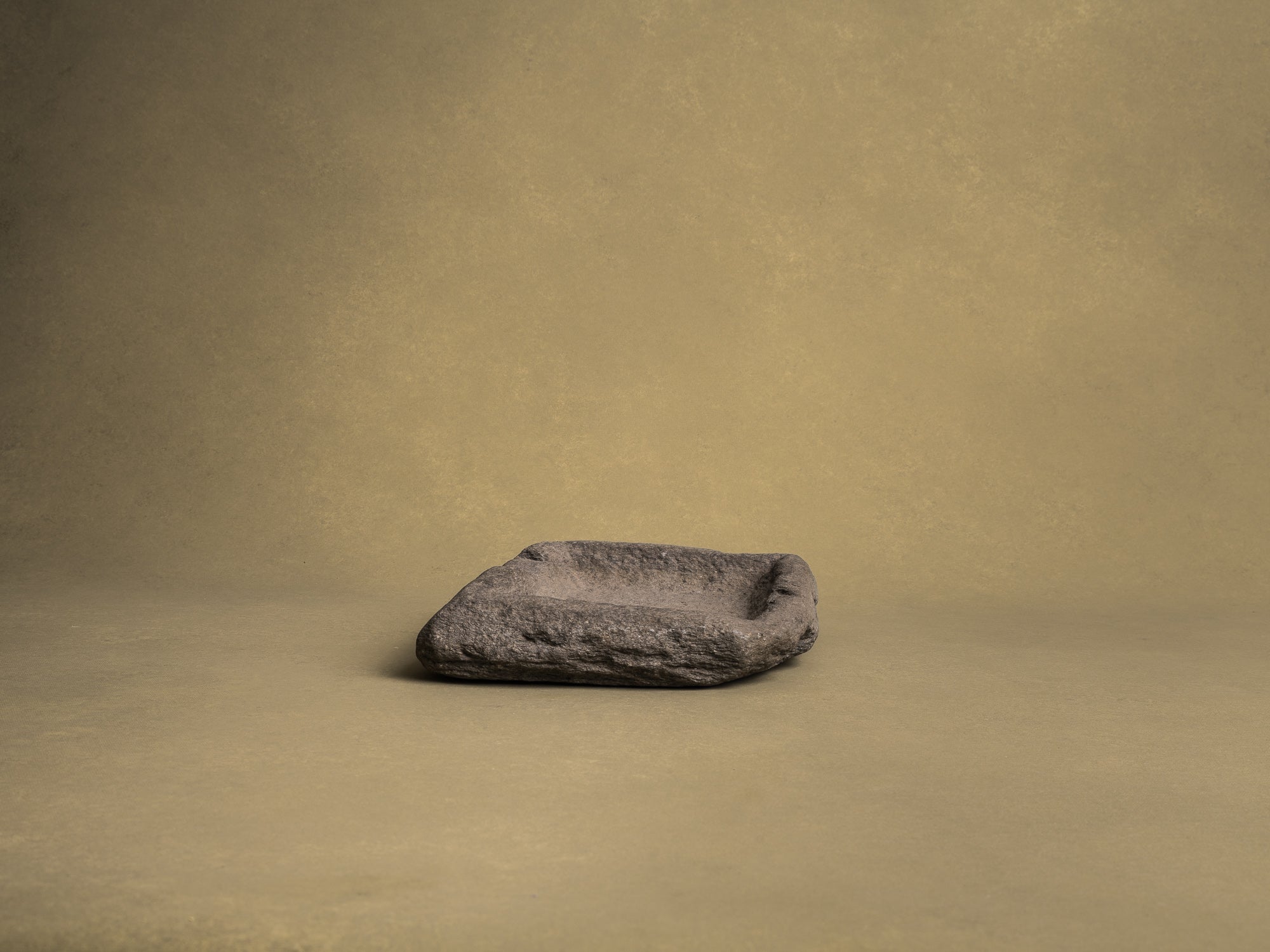 Grande coupe monolithe en schiste du Piemont, art paysan, Italie (XVIIIe siècle)..Large carved dug-out Piedmont shale stone bowl, Peasant art, Italy (18th century)