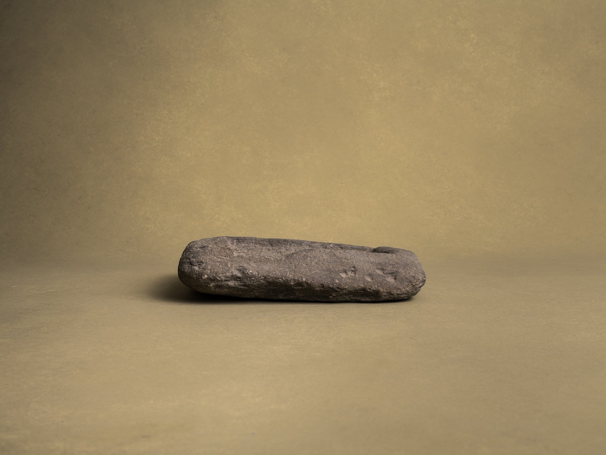 Grande coupe monolithe en schiste du Piemont, art paysan, Italie (XVIIIe siècle)..Large carved dug-out Piedmont shale stone bowl, Peasant art, Italy (18th century)
