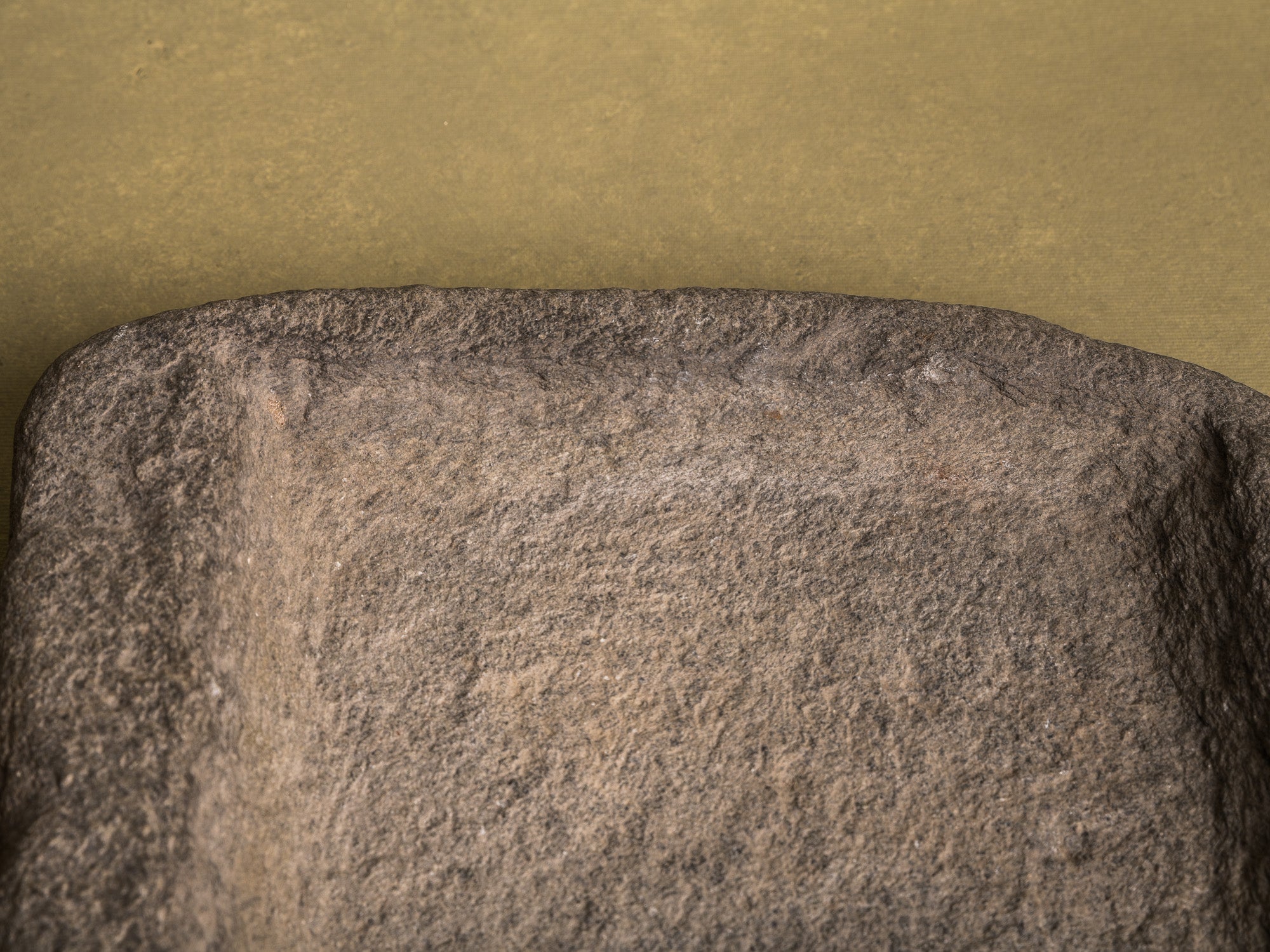 Grande coupe monolithe en schiste du Piemont, art paysan, Italie (XVIIIe siècle)..Large carved dug-out Piedmont shale stone bowl, Peasant art, Italy (18th century)