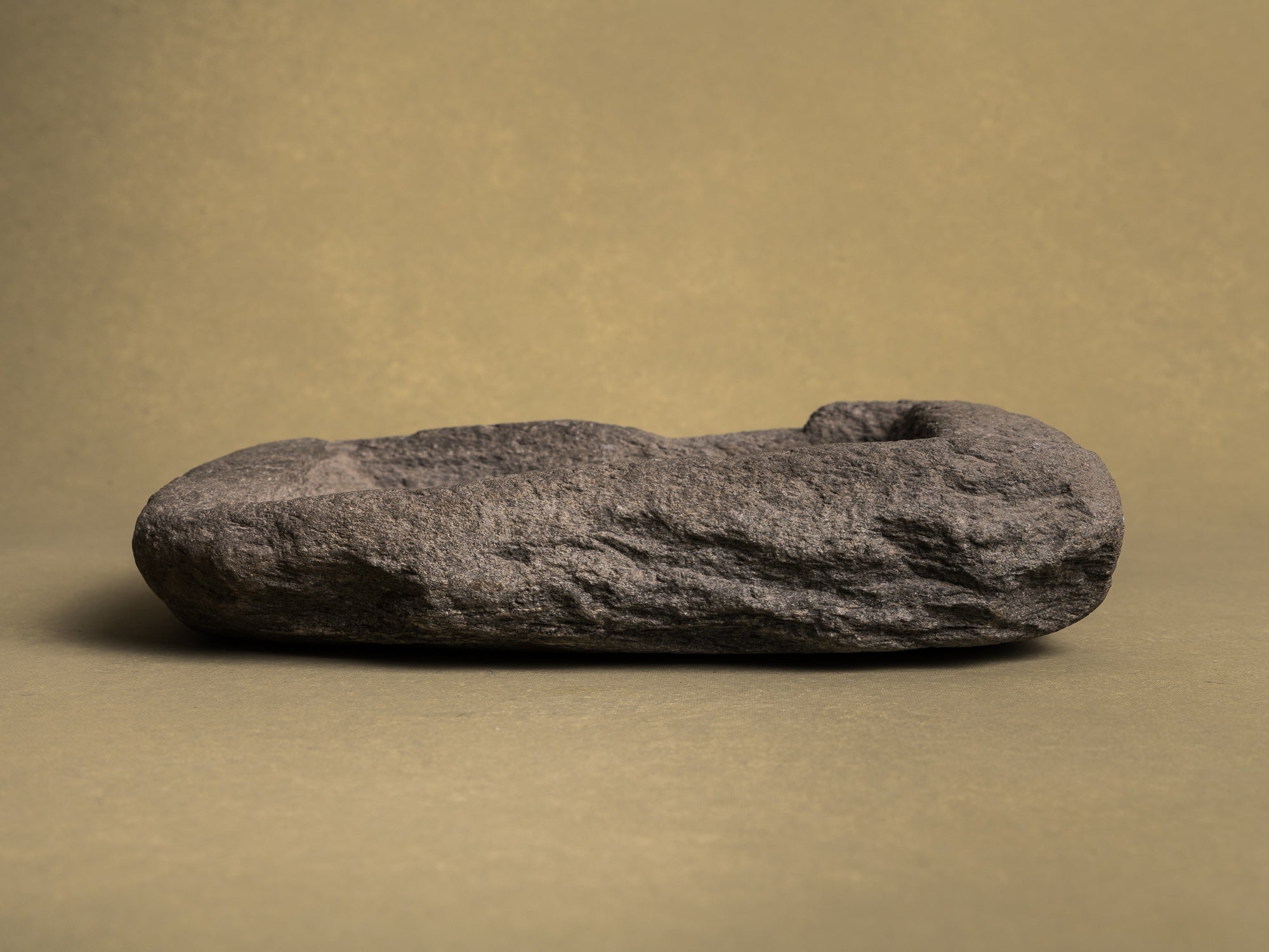 Grande coupe monolithe en schiste du Piemont, art paysan, Italie (XVIIIe siècle)..Large carved dug-out Piedmont shale stone bowl, Peasant art, Italy (18th century)