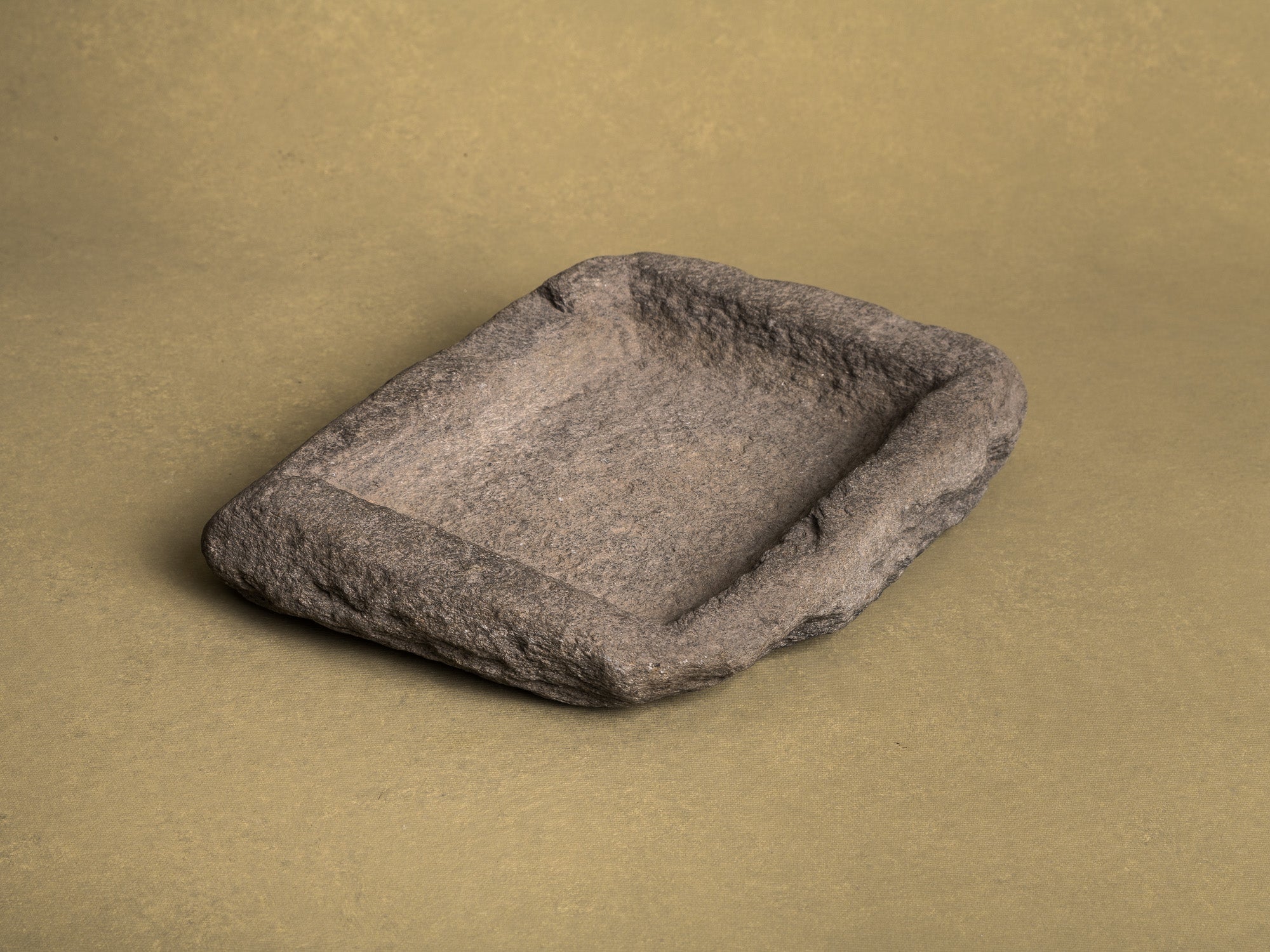 Grande coupe monolithe en schiste du Piemont, art paysan, Italie (XVIIIe siècle)..Large carved dug-out Piedmont shale stone bowl, Peasant art, Italy (18th century)