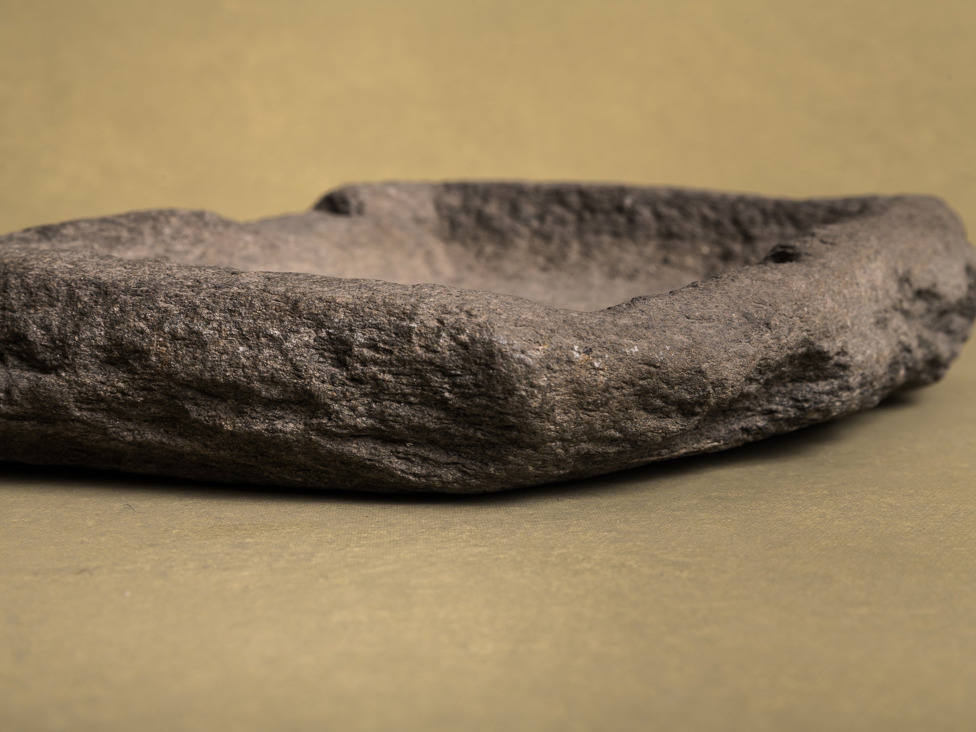 Grande coupe monolithe en schiste du Piemont, art paysan, Italie (XVIIIe siècle)..Large carved dug-out Piedmont shale stone bowl, Peasant art, Italy (18th century)