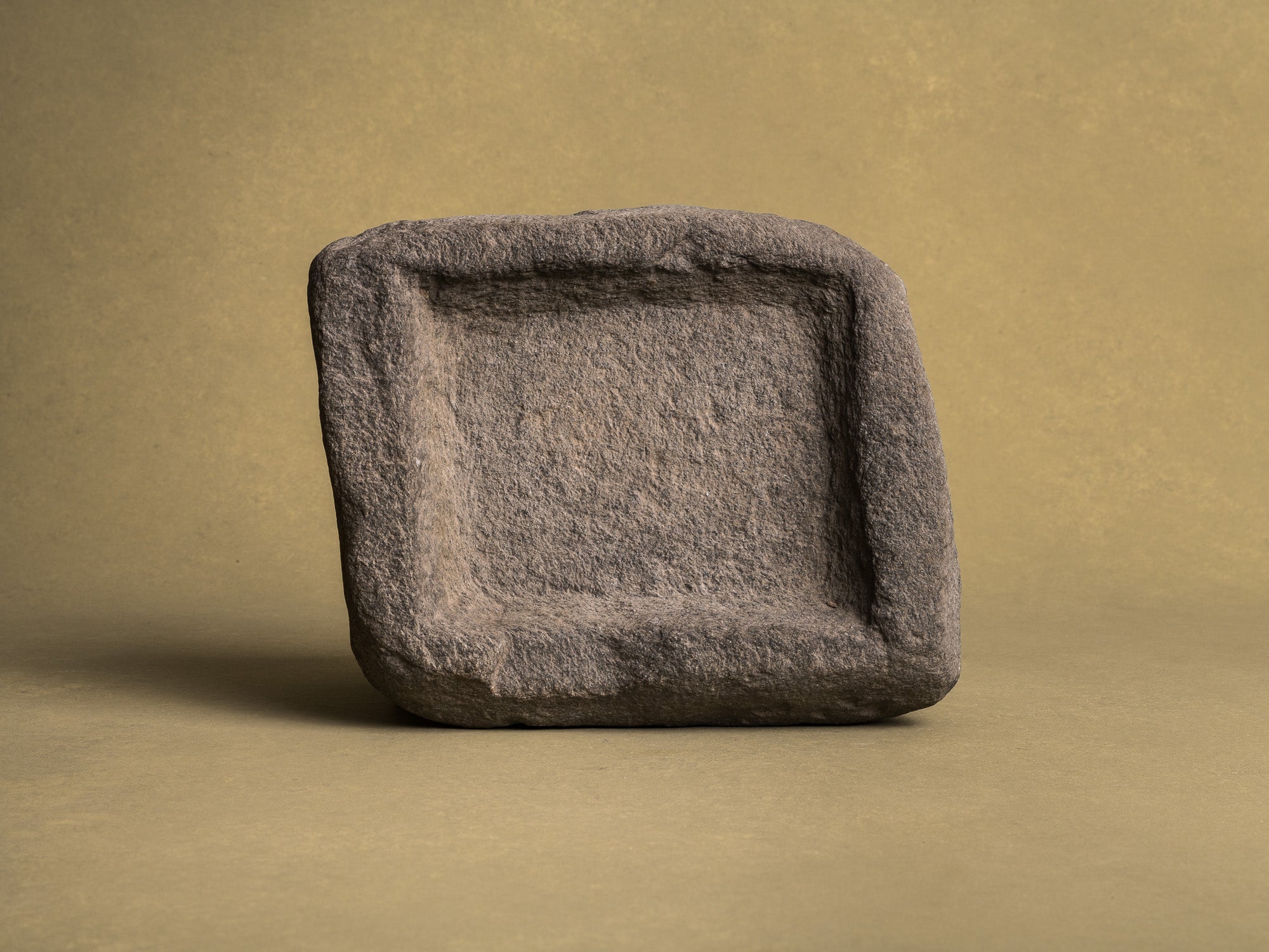 Grande coupe monolithe en schiste du Piemont, art paysan, Italie (XVIIIe siècle)..Large carved dug-out Piedmont shale stone bowl, Peasant art, Italy (18th century)