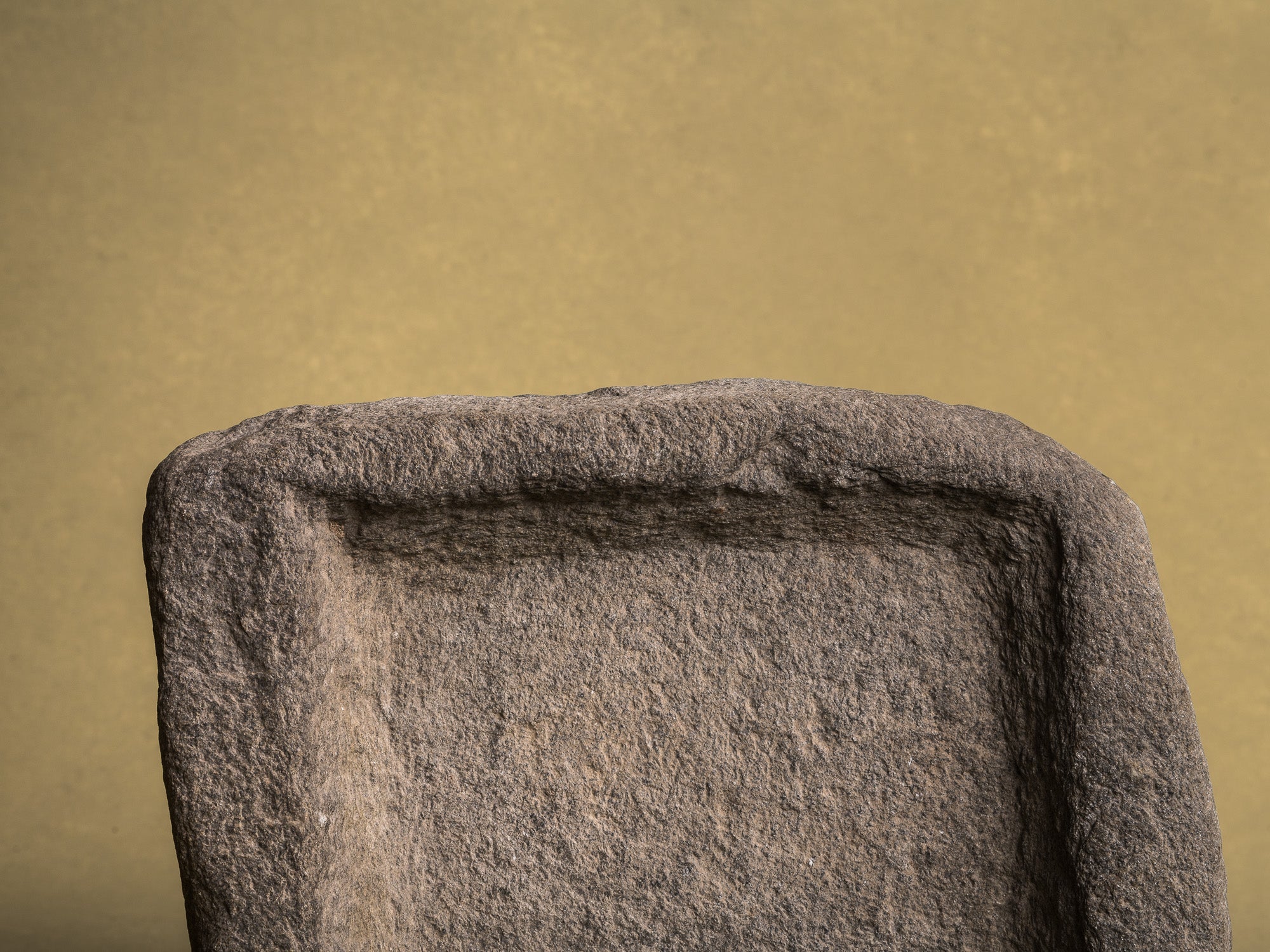 Grande coupe monolithe en schiste du Piemont, art paysan, Italie (XVIIIe siècle)..Large carved dug-out Piedmont shale stone bowl, Peasant art, Italy (18th century)