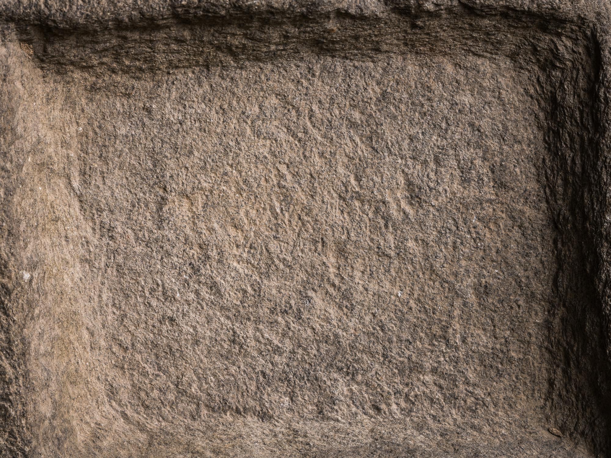 Grande coupe monolithe en schiste du Piemont, art paysan, Italie (XVIIIe siècle)..Large carved dug-out Piedmont shale stone bowl, Peasant art, Italy (18th century)