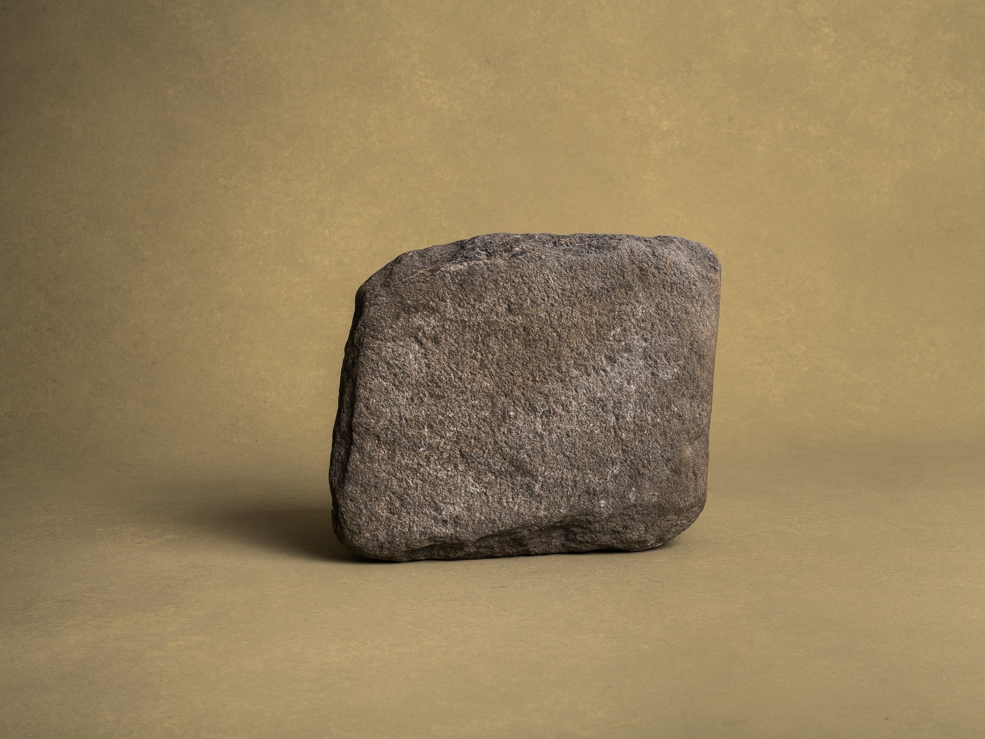 Grande coupe monolithe en schiste du Piemont, art paysan, Italie (XVIIIe siècle)..Large carved dug-out Piedmont shale stone bowl, Peasant art, Italy (18th century)
