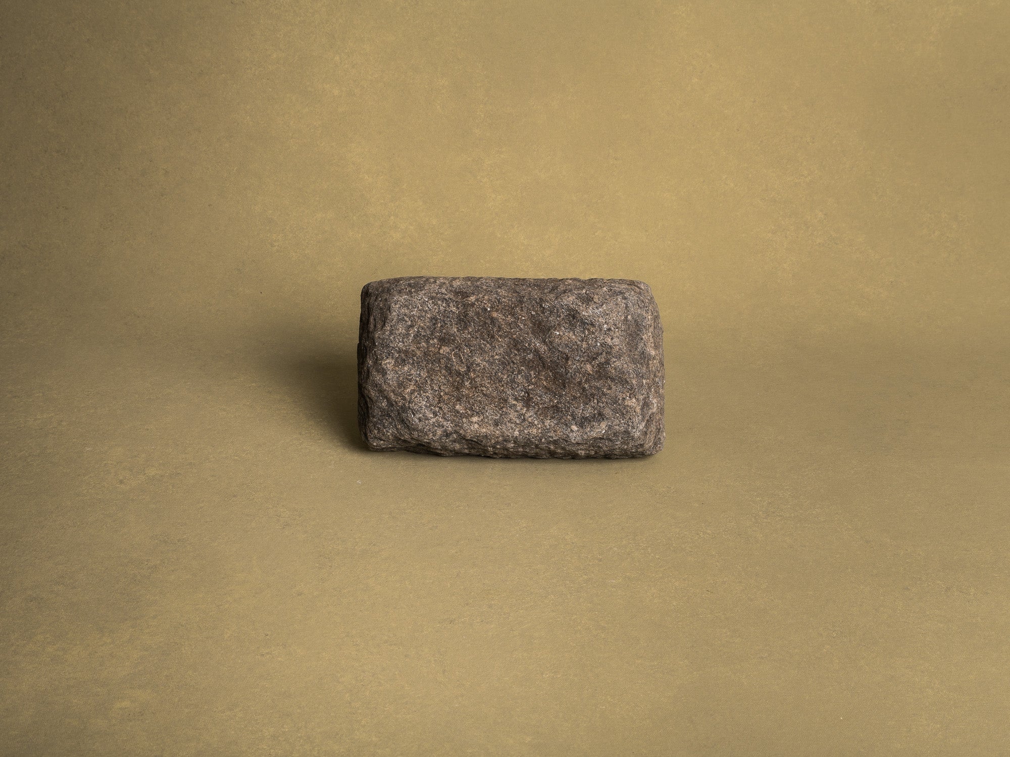 Coupe monolithe en schiste du Piemont, art paysan, Italie (XVIIIe siècle)..Carved dug-out Piedmont shale stone bowl, Peasant art, Italy (18th century)