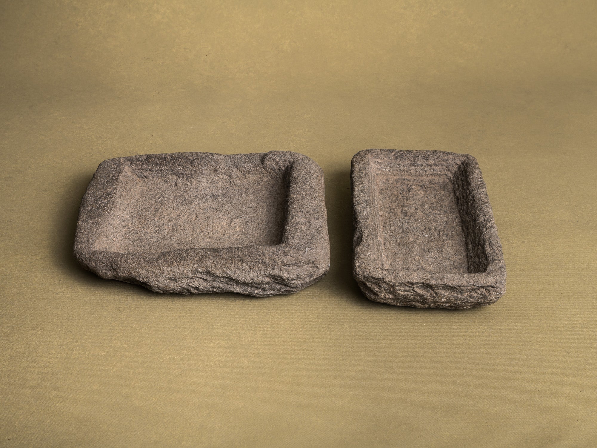 Coupe monolithe en schiste du Piemont, art paysan, Italie (XVIIIe siècle)..Carved dug-out Piedmont shale stone bowl, Peasant art, Italy (18th century)