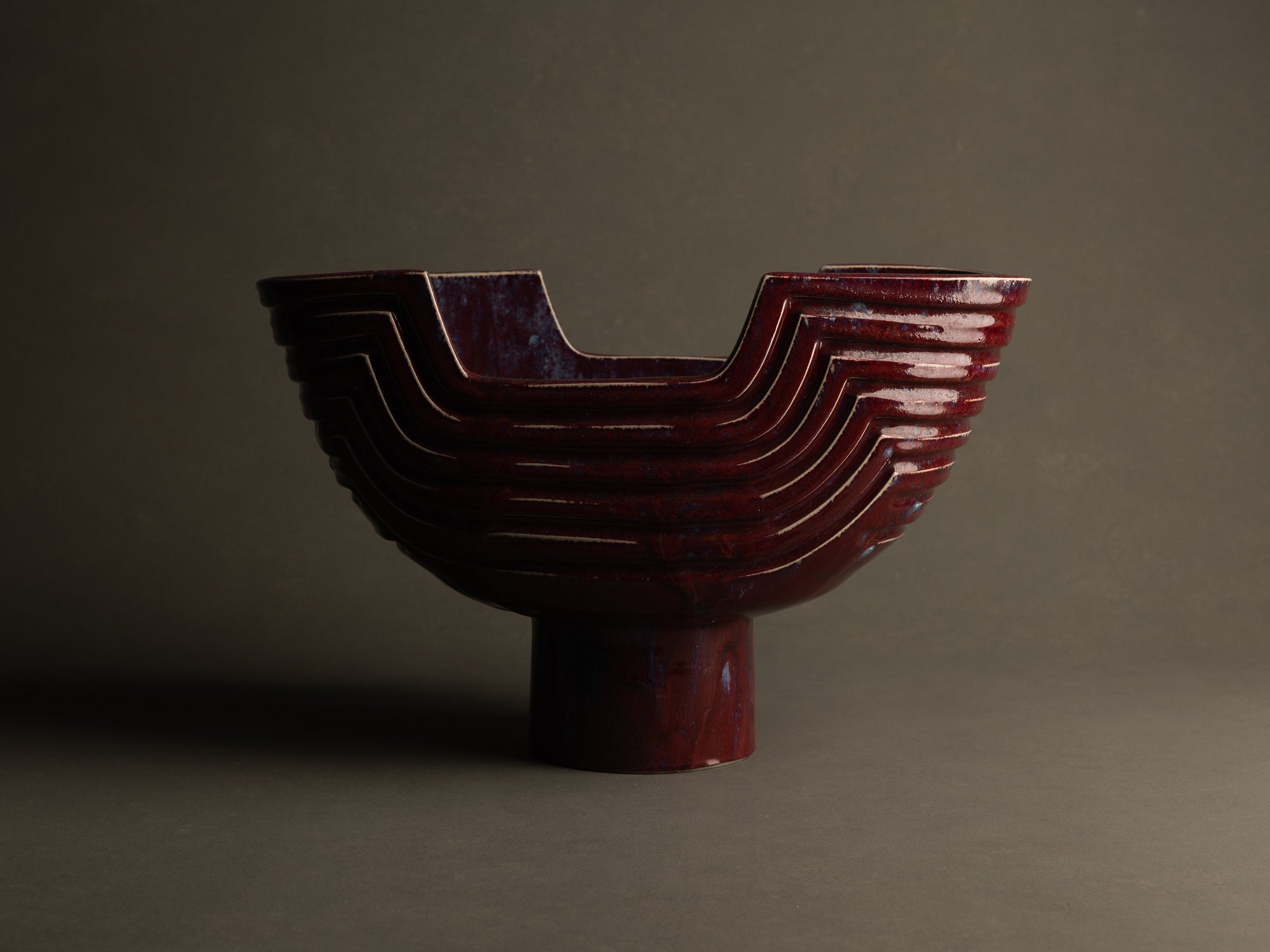 Monumental vase sang de bœuf / cinabre en grès pour l'ikebana par Maasaki Kobayashi, Japon (vers 1975)..Huge ikebana vessel vase oxblood / cinnabar glaze vase by Maasaki Kobayashi, Japan (circa 1975)