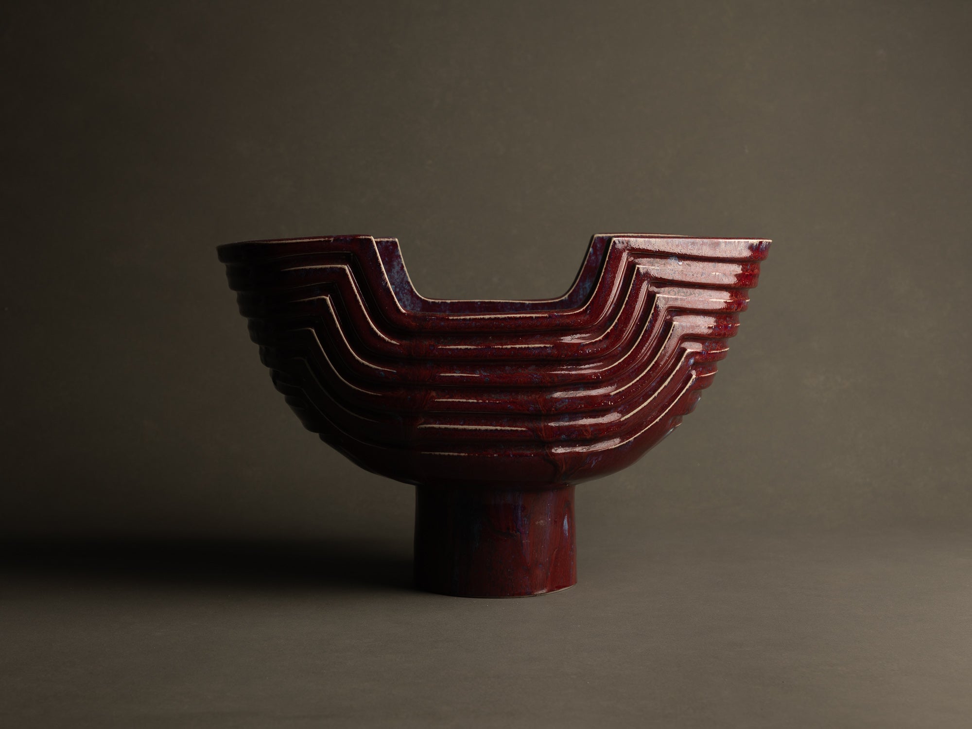 Monumental vase sang de bœuf / cinabre en grès pour l'ikebana par Maasaki Kobayashi, Japon (vers 1975)..Huge ikebana vessel vase oxblood / cinnabar glaze vase by Maasaki Kobayashi, Japan (circa 1975)