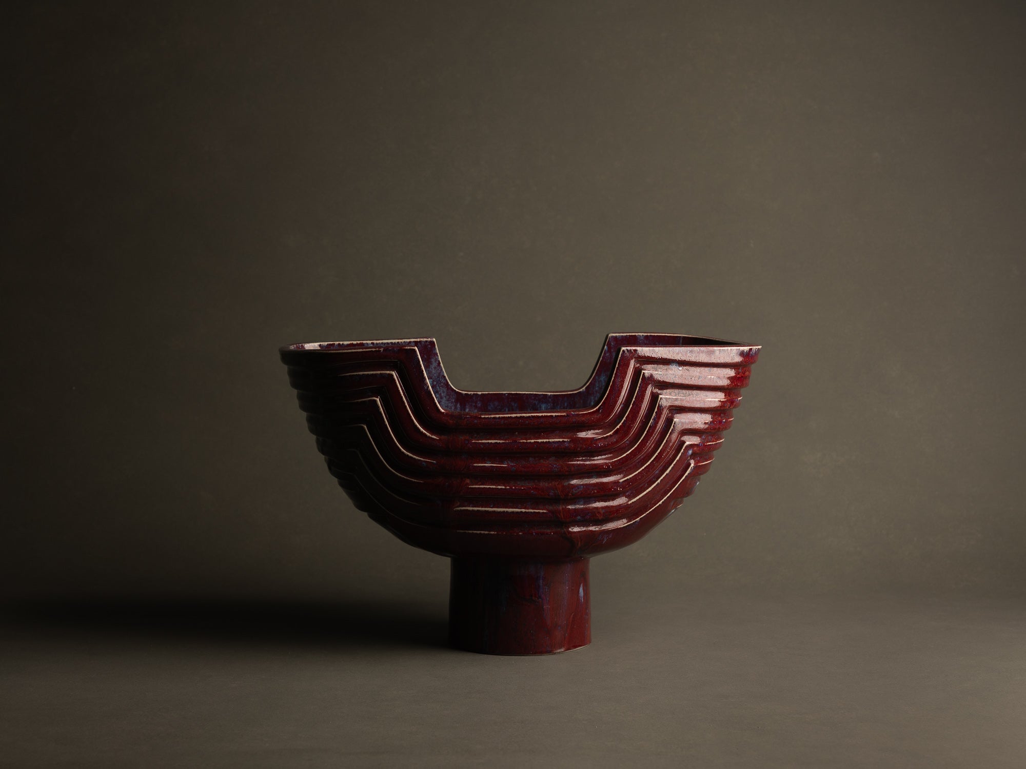 Monumental vase sang de bœuf / cinabre en grès pour l'ikebana par Maasaki Kobayashi, Japon (vers 1975)..Huge ikebana vessel vase oxblood / cinnabar glaze vase by Maasaki Kobayashi, Japan (circa 1975)