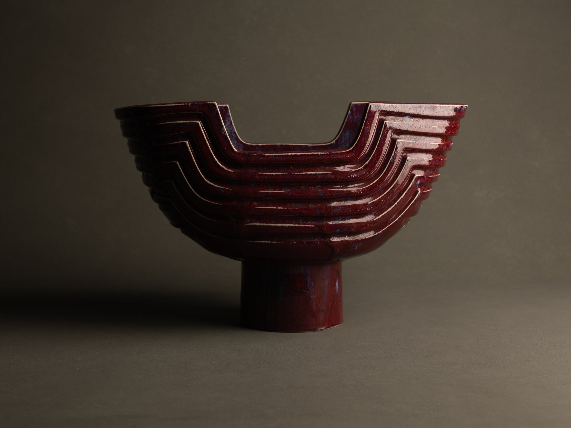 Monumental vase sang de bœuf / cinabre en grès pour l'ikebana par Maasaki Kobayashi, Japon (vers 1975)..Huge ikebana vessel vase oxblood / cinnabar glaze vase by Maasaki Kobayashi, Japan (circa 1975)
