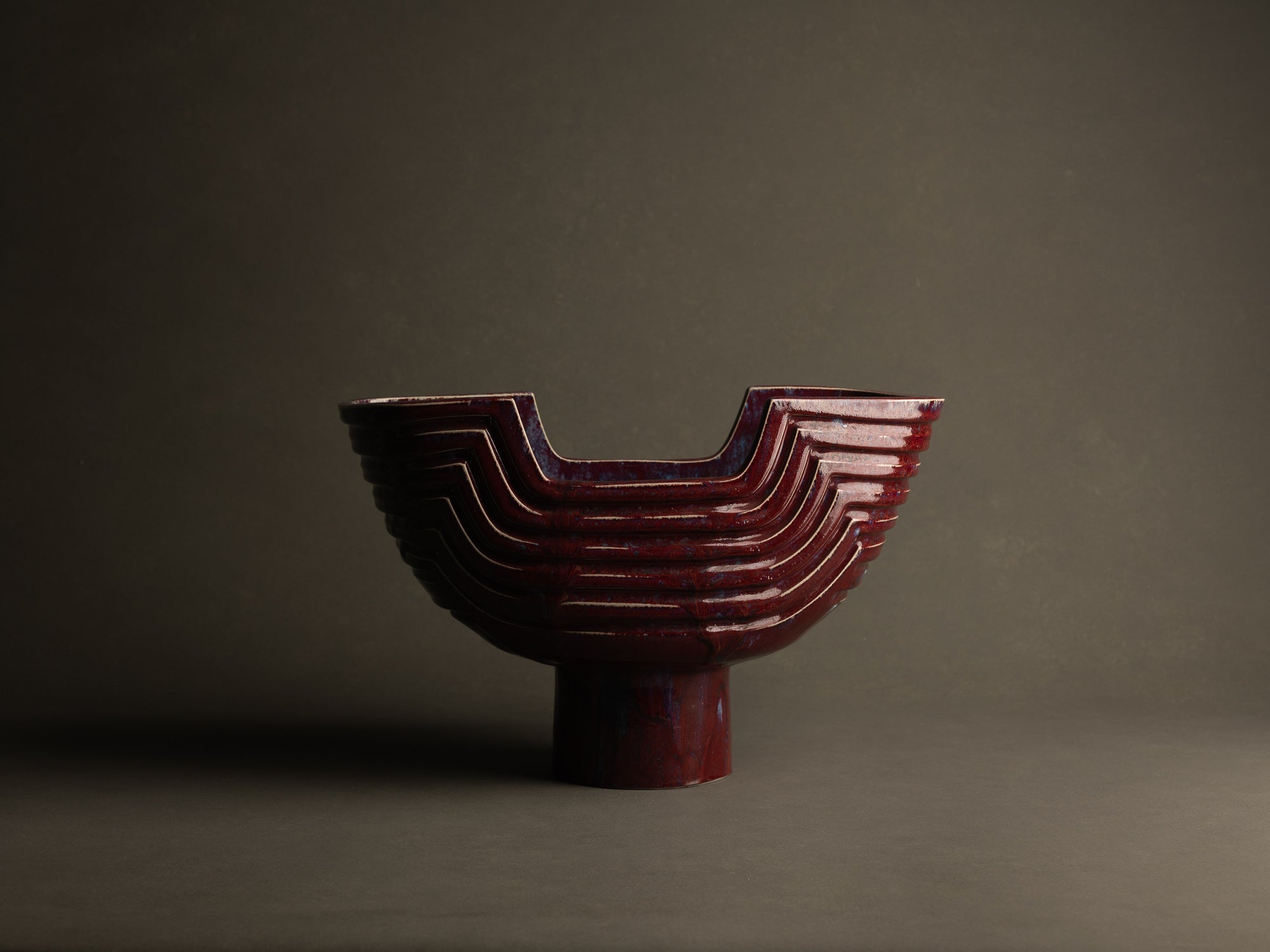 Monumental vase sang de bœuf / cinabre en grès pour l'ikebana par Maasaki Kobayashi, Japon (vers 1975)..Huge ikebana vessel vase oxblood / cinnabar glaze vase by Maasaki Kobayashi, Japan (circa 1975)