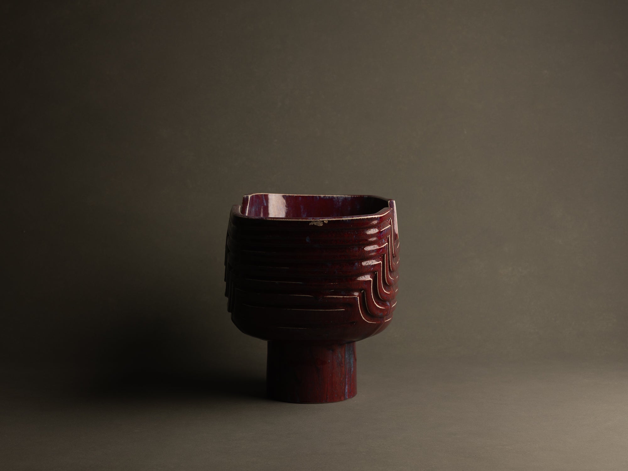 Monumental vase sang de bœuf / cinabre en grès pour l'ikebana par Maasaki Kobayashi, Japon (vers 1975)..Huge ikebana vessel vase oxblood / cinnabar glaze vase by Maasaki Kobayashi, Japan (circa 1975)