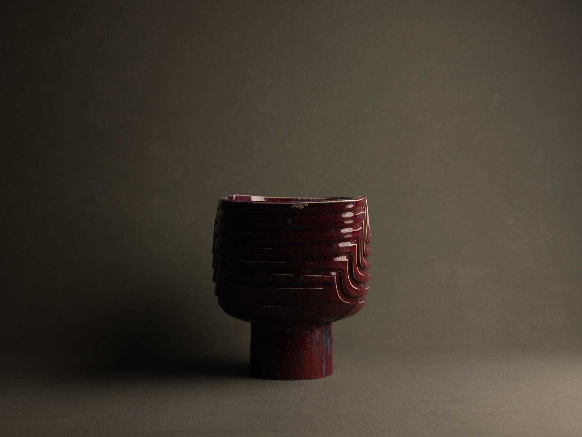 Monumental vase sang de bœuf / cinabre en grès pour l'ikebana par Maasaki Kobayashi, Japon (vers 1975)..Huge ikebana vessel vase oxblood / cinnabar glaze vase by Maasaki Kobayashi, Japan (circa 1975)