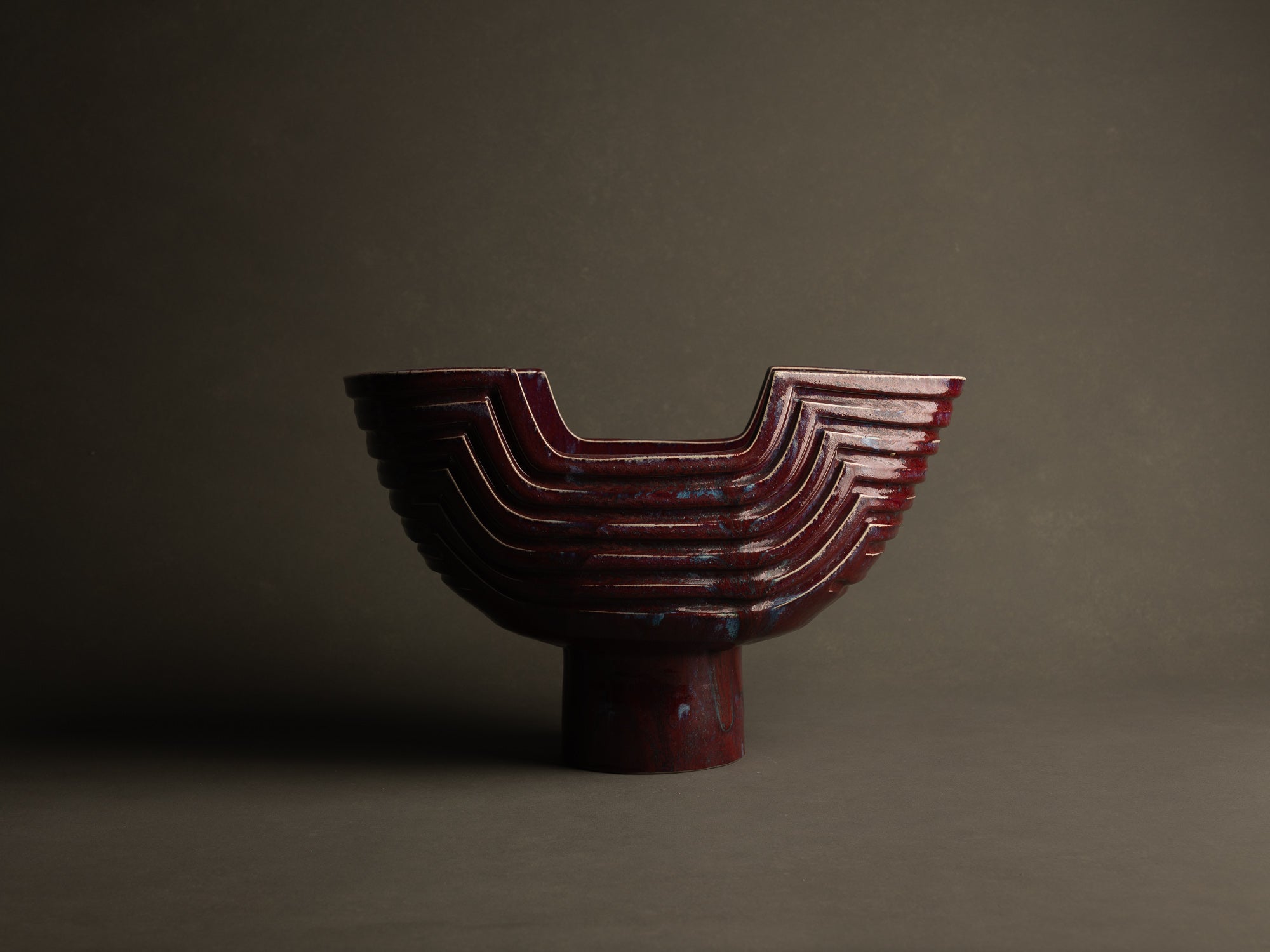 Monumental vase sang de bœuf / cinabre en grès pour l'ikebana par Maasaki Kobayashi, Japon (vers 1975)..Huge ikebana vessel vase oxblood / cinnabar glaze vase by Maasaki Kobayashi, Japan (circa 1975)