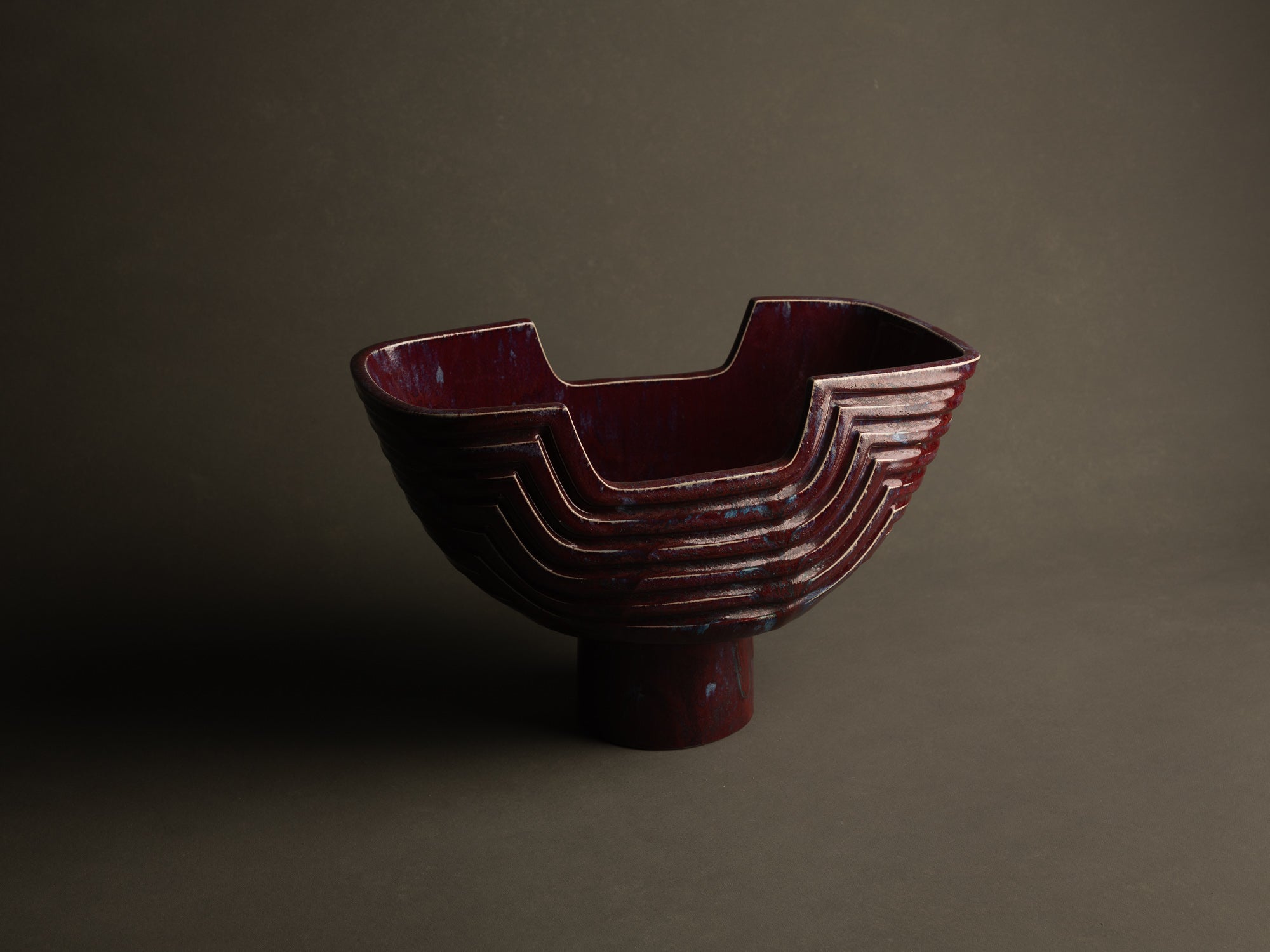 Monumental vase sang de bœuf / cinabre en grès pour l'ikebana par Maasaki Kobayashi, Japon (vers 1975)..Huge ikebana vessel vase oxblood / cinnabar glaze vase by Maasaki Kobayashi, Japan (circa 1975)