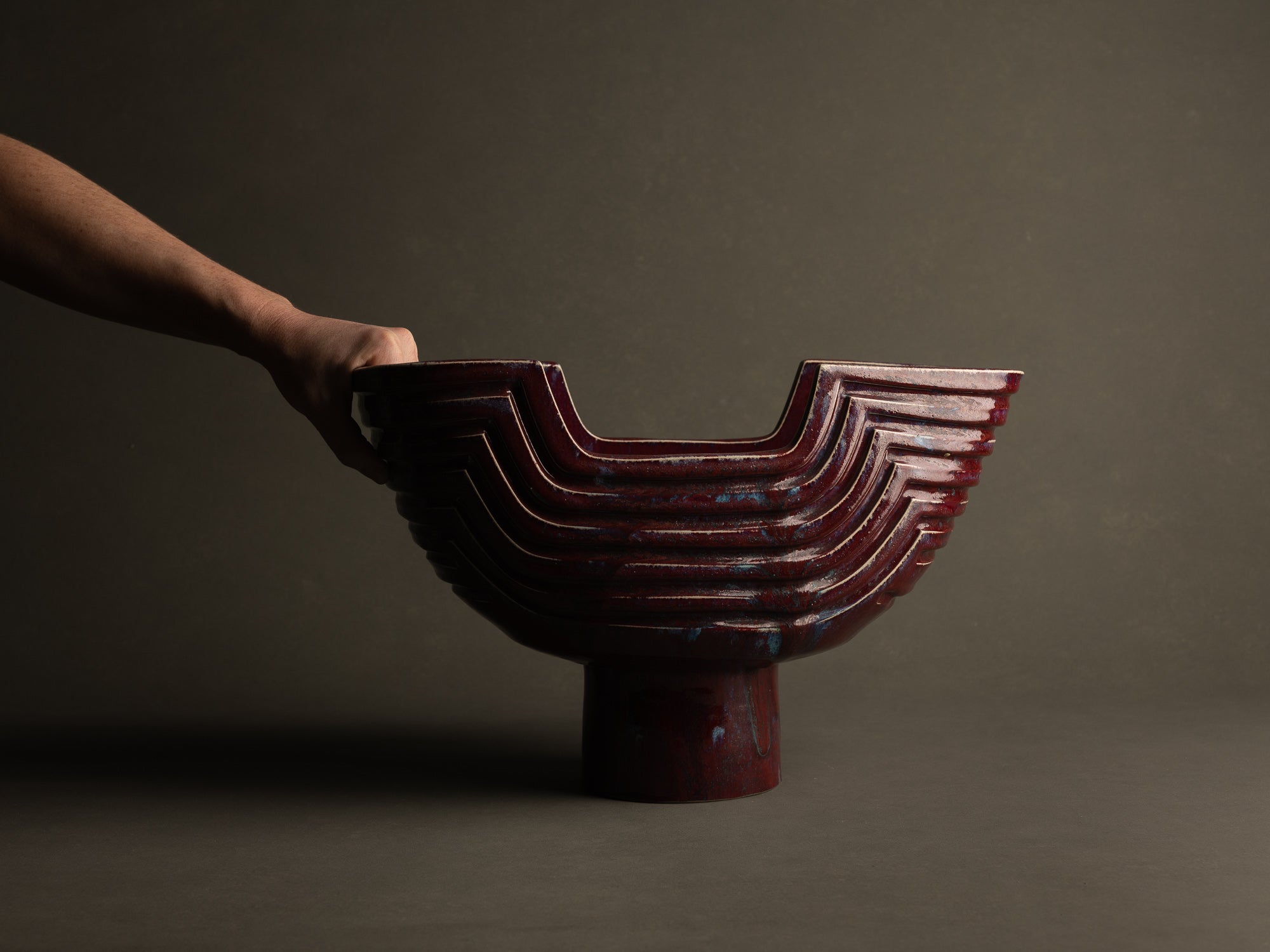 Monumental vase sang de bœuf / cinabre en grès pour l'ikebana par Maasaki Kobayashi, Japon (vers 1975)..Huge ikebana vessel vase oxblood / cinnabar glaze vase by Maasaki Kobayashi, Japan (circa 1975)