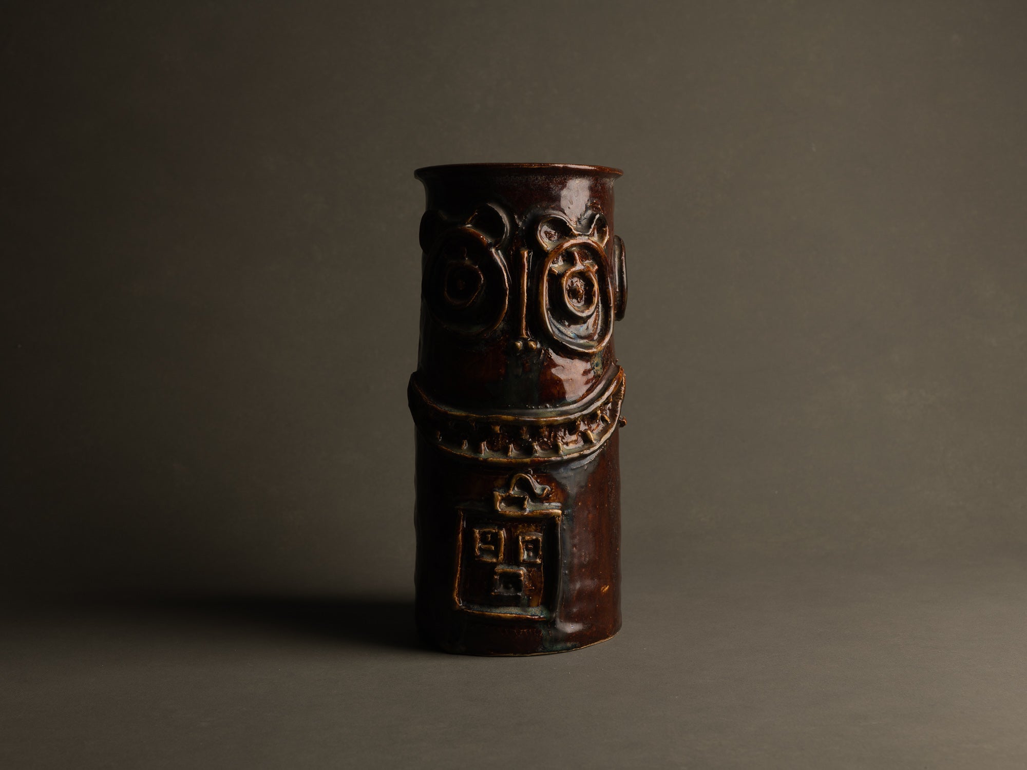Vase à décor anthropomorphe, Entourage du mouvement CoBrA, Danemark (vers 1955)..Anthropomorphic vase in CoBrA style, Denmark (circa 1955)