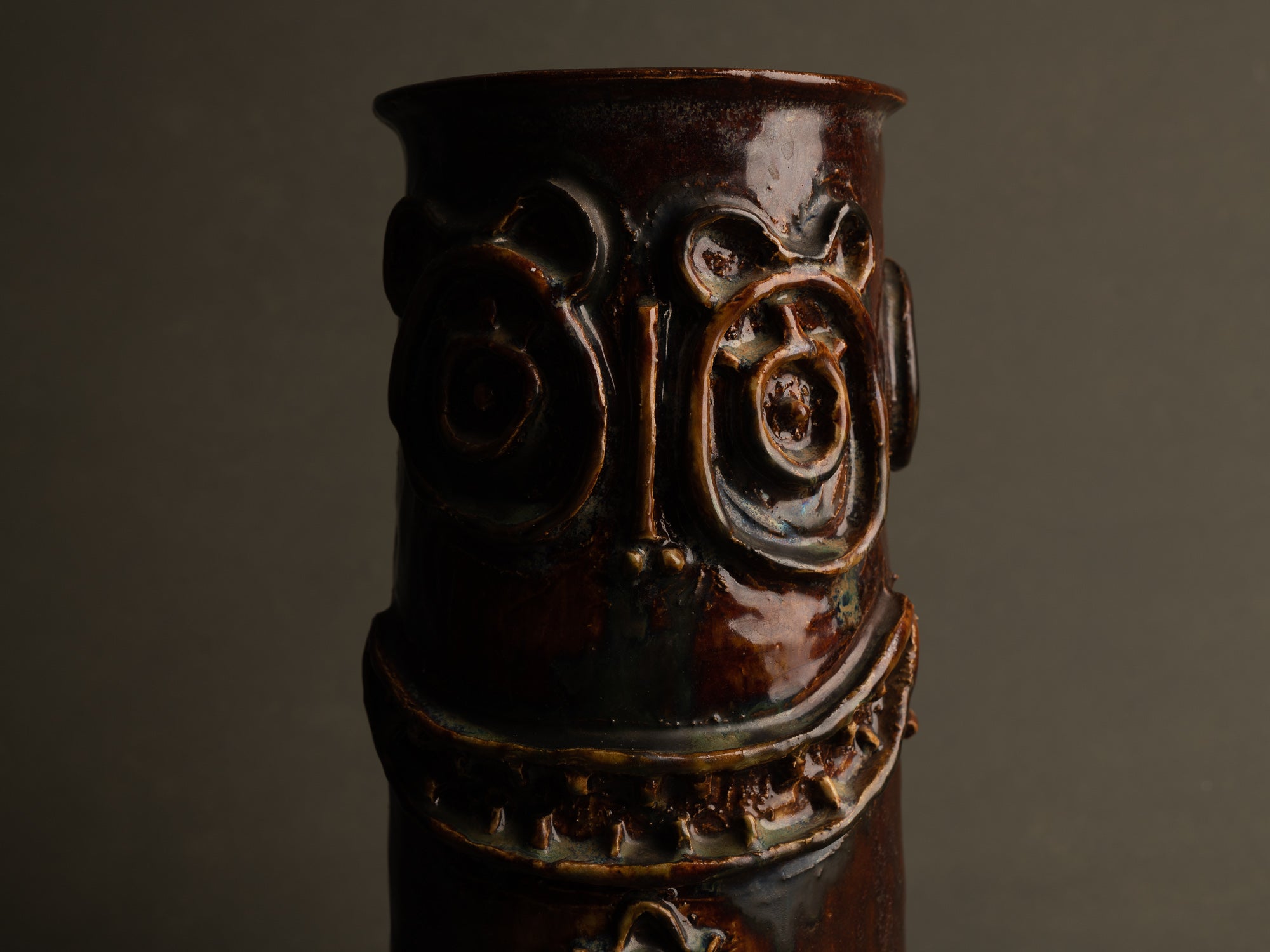 Vase à décor anthropomorphe, Entourage du mouvement CoBrA, Danemark (vers 1955)..Anthropomorphic vase in CoBrA style, Denmark (circa 1955)