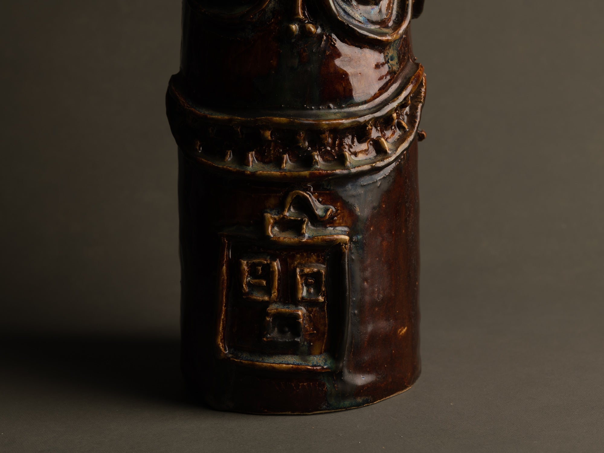 Vase à décor anthropomorphe, Entourage du mouvement CoBrA, Danemark (vers 1955)..Anthropomorphic vase in CoBrA style, Denmark (circa 1955)