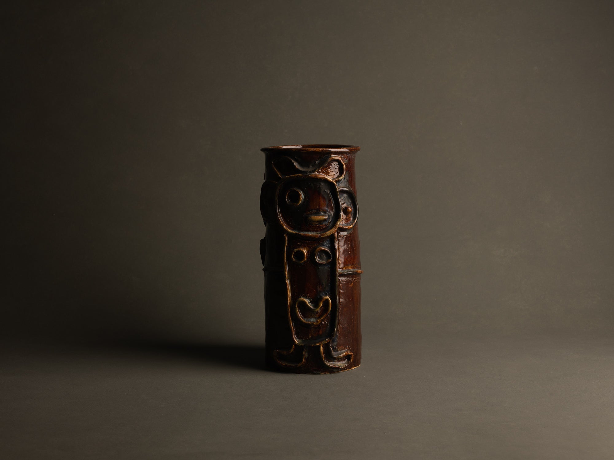 Vase à décor anthropomorphe, Entourage du mouvement CoBrA, Danemark (vers 1955)..Anthropomorphic vase in CoBrA style, Denmark (circa 1955)