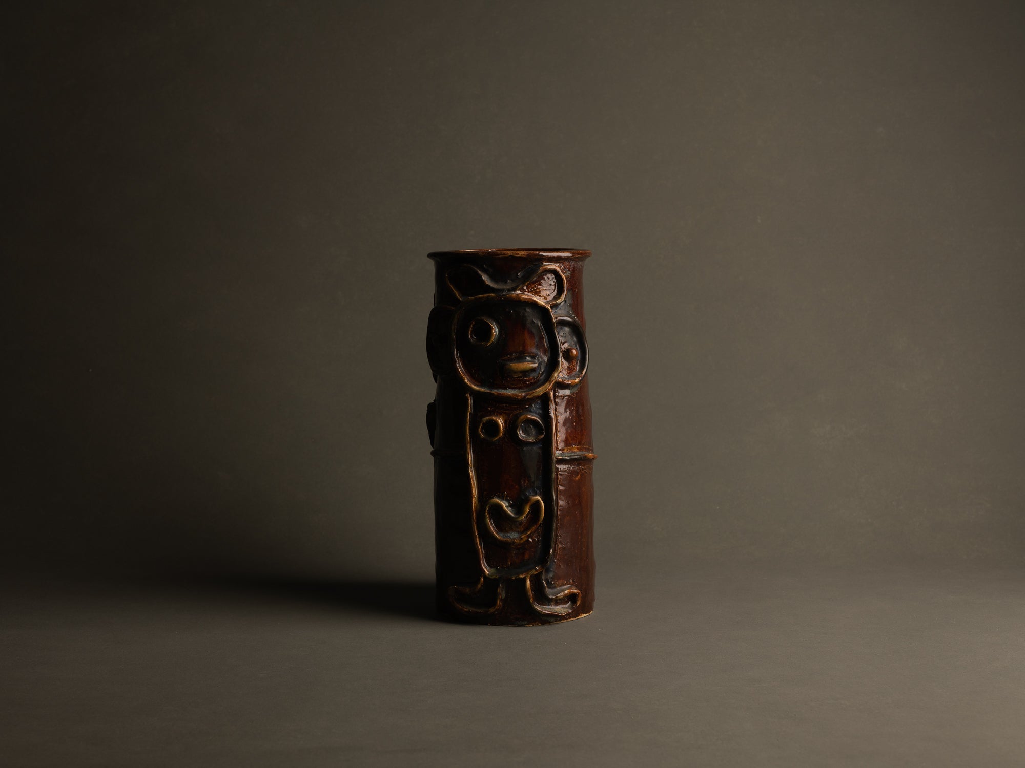 Vase à décor anthropomorphe, Entourage du mouvement CoBrA, Danemark (vers 1955)..Anthropomorphic vase in CoBrA style, Denmark (circa 1955)