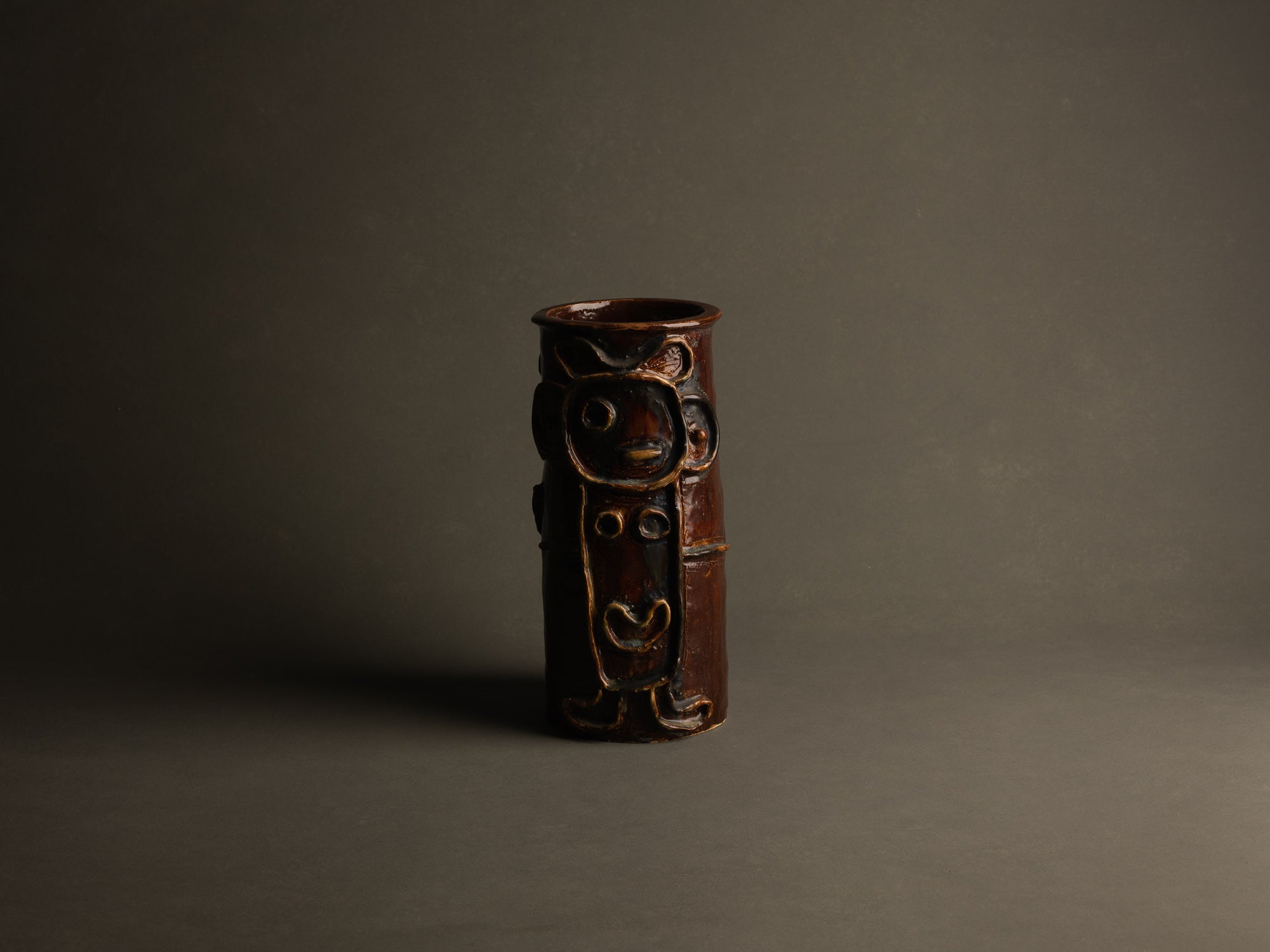 Vase à décor anthropomorphe, Entourage du mouvement CoBrA, Danemark (vers 1955)..Anthropomorphic vase in CoBrA style, Denmark (circa 1955)