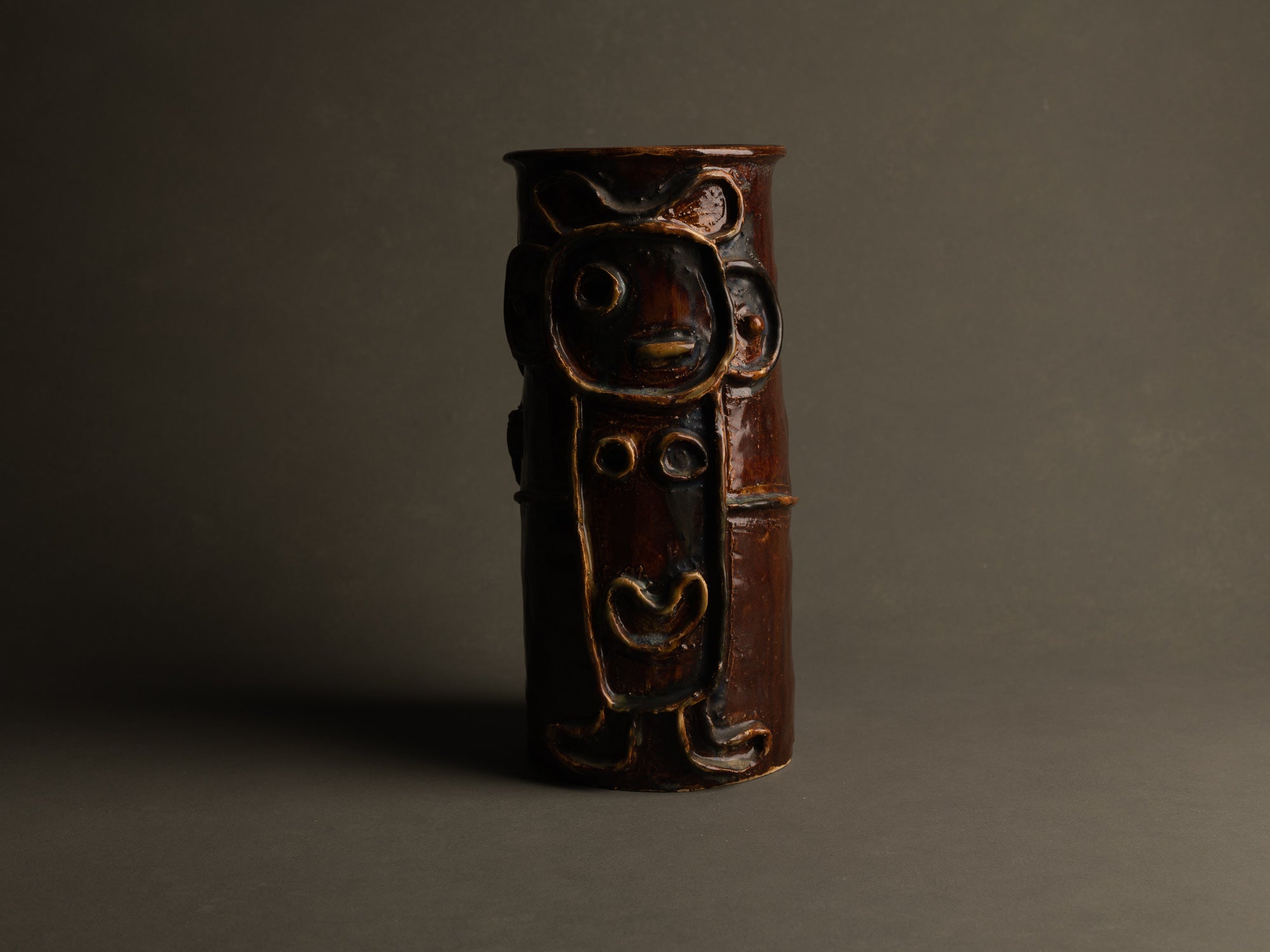 Vase à décor anthropomorphe, Entourage du mouvement CoBrA, Danemark (vers 1955)..Anthropomorphic vase in CoBrA style, Denmark (circa 1955)