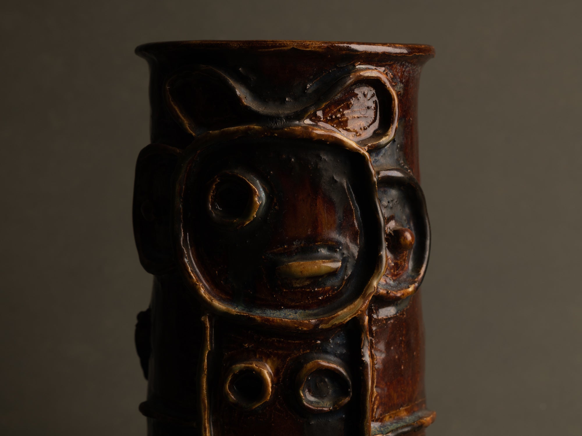 Vase à décor anthropomorphe, Entourage du mouvement CoBrA, Danemark (vers 1955)..Anthropomorphic vase in CoBrA style, Denmark (circa 1955)