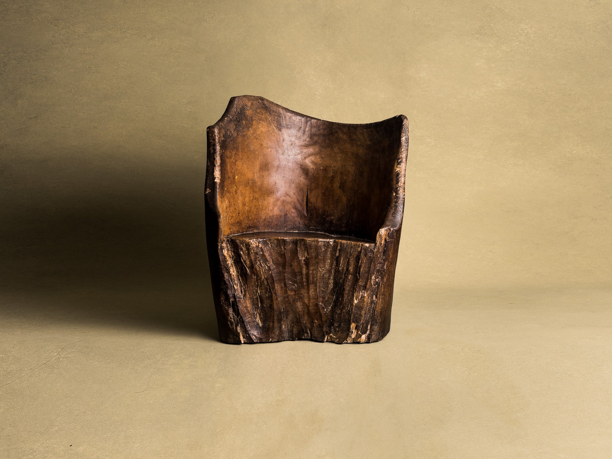 Rare fauteuil monoxyle en bois de narra, art paysan, Philippines (XIXe siècle)..Rare dug-out armchair in narra wood, peasant art, Philippines (19th century)