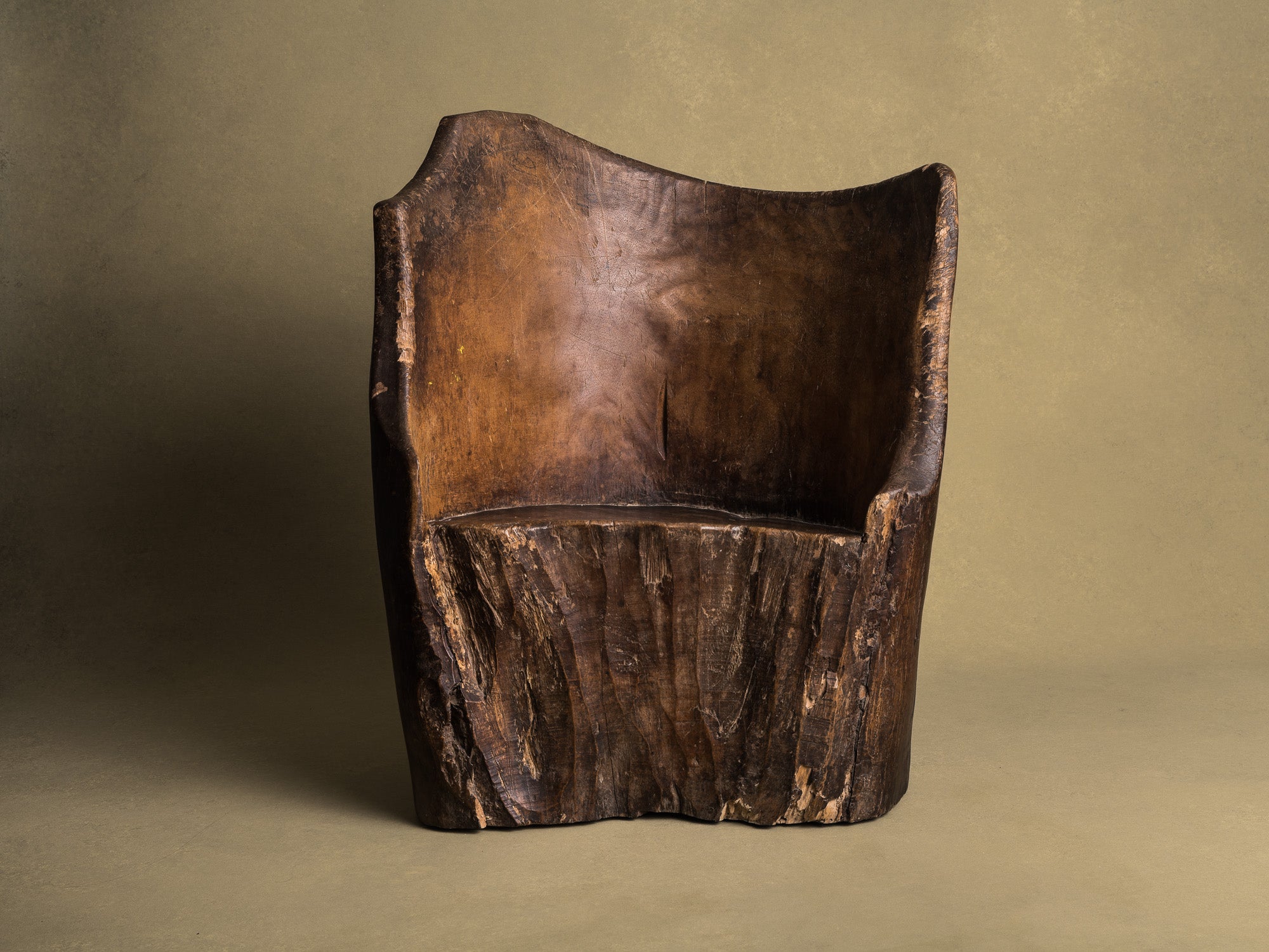 Rare fauteuil monoxyle en bois de narra, art paysan, Philippines (XIXe siècle)..Rare dug-out armchair in narra wood, peasant art, Philippines (19th century)