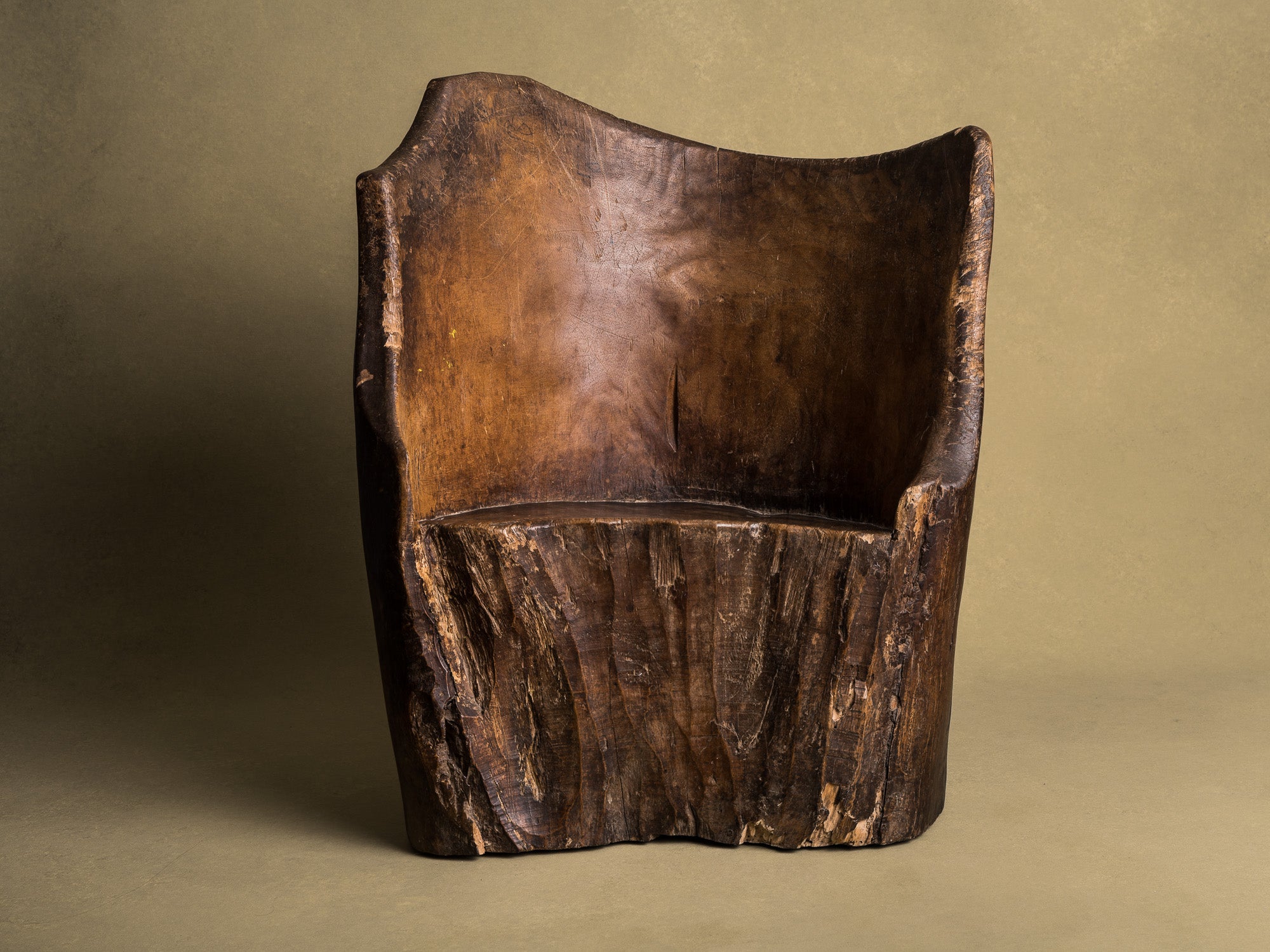 Rare fauteuil monoxyle en bois de narra, art paysan, Philippines (XIXe siècle)..Rare dug-out armchair in narra wood, peasant art, Philippines (19th century)