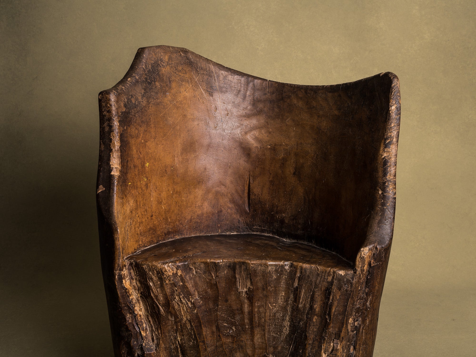 Rare fauteuil monoxyle en bois de narra, art paysan, Philippines (XIXe siècle)..Rare dug-out armchair in narra wood, peasant art, Philippines (19th century)