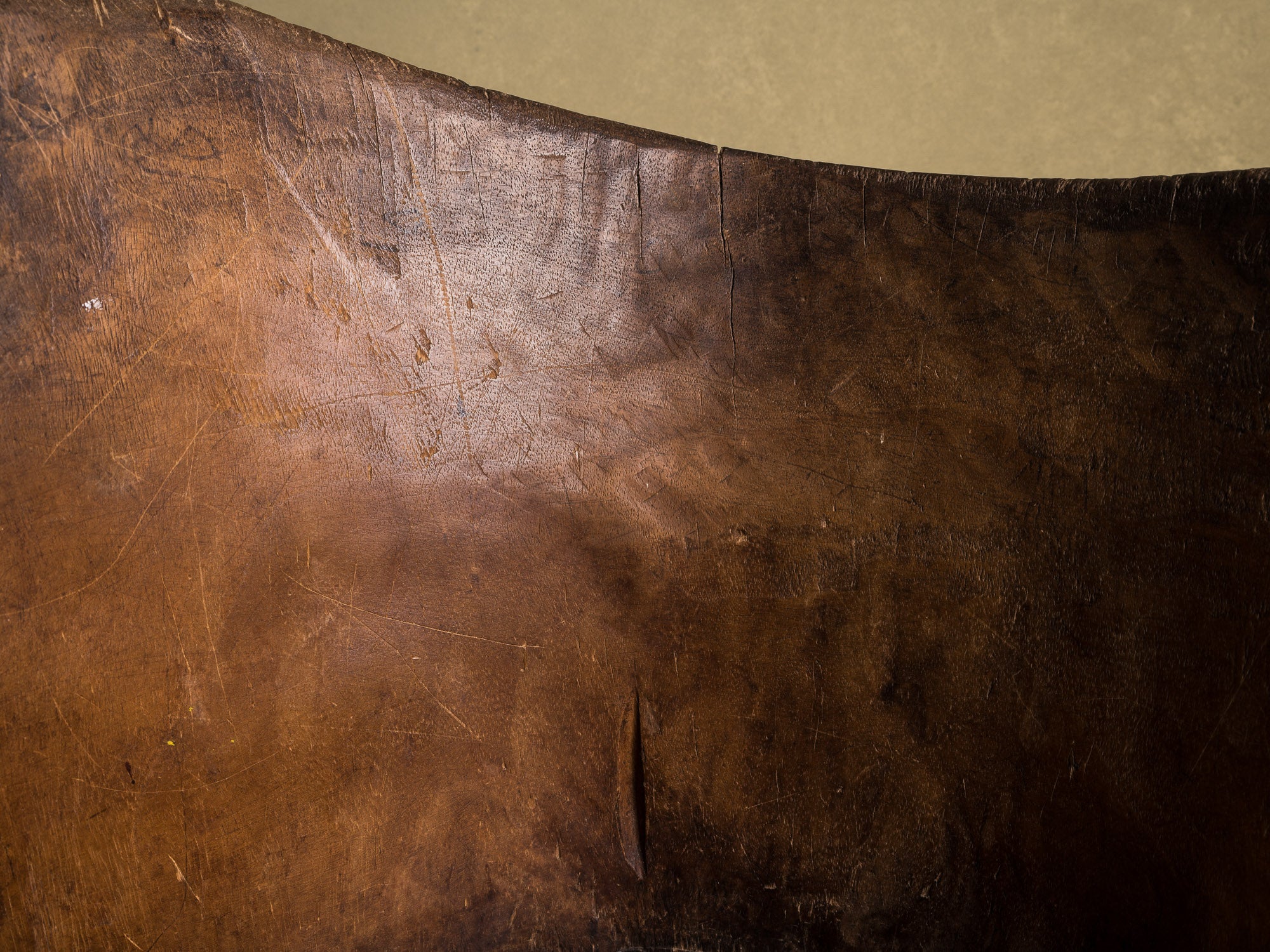 Rare fauteuil monoxyle en bois de narra, art paysan, Philippines (XIXe siècle)..Rare dug-out armchair in narra wood, peasant art, Philippines (19th century)