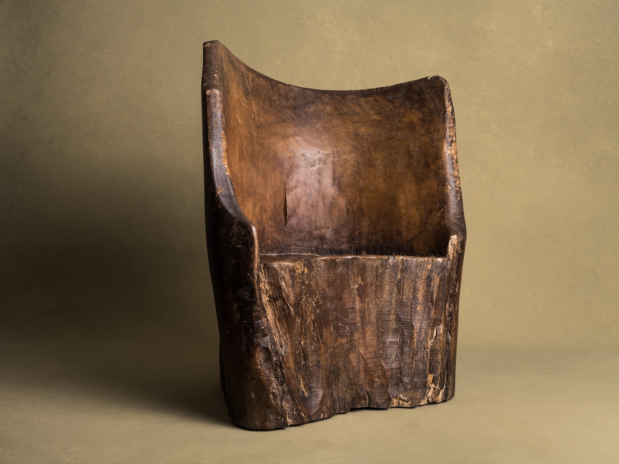 Rare fauteuil monoxyle en bois de narra, art paysan, Philippines (XIXe siècle)..Rare dug-out armchair in narra wood, peasant art, Philippines (19th century)