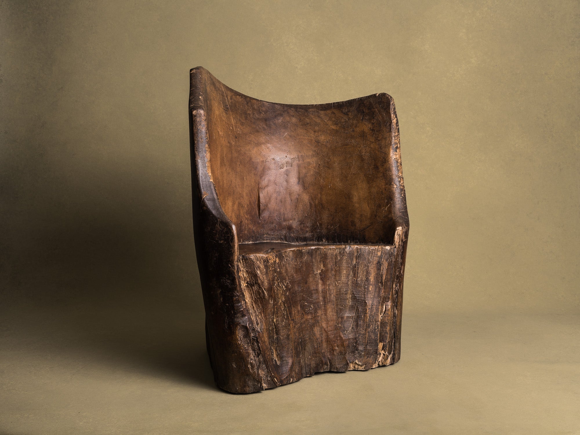 Rare fauteuil monoxyle en bois de narra, art paysan, Philippines (XIXe siècle)..Rare dug-out armchair in narra wood, peasant art, Philippines (19th century)